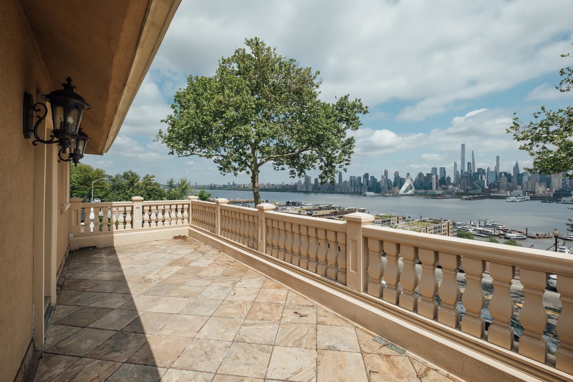 # 240013280 - For Rent in Weehawken NJ