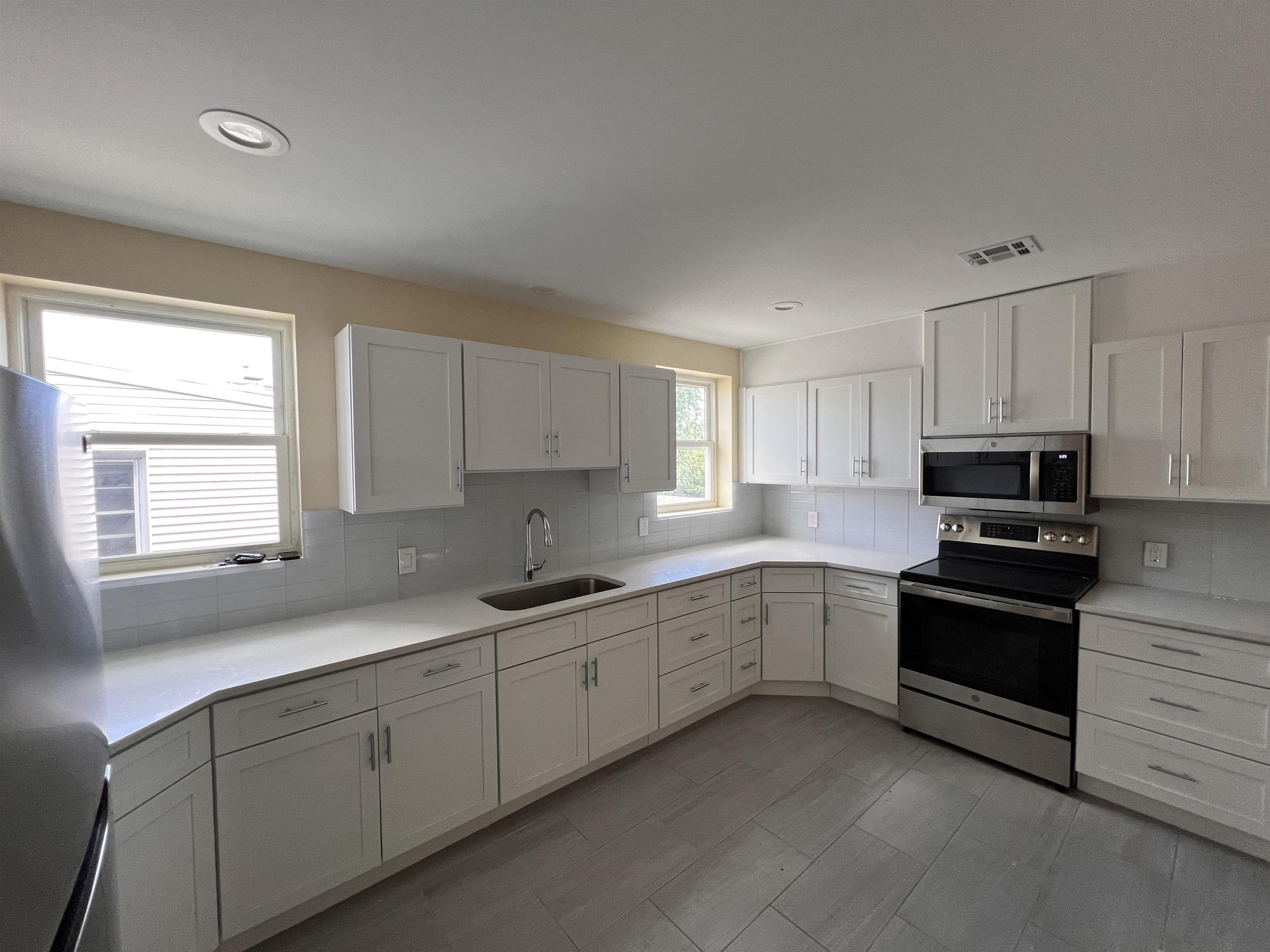 # 240013839 - For Rent in Lyndhurst NJ