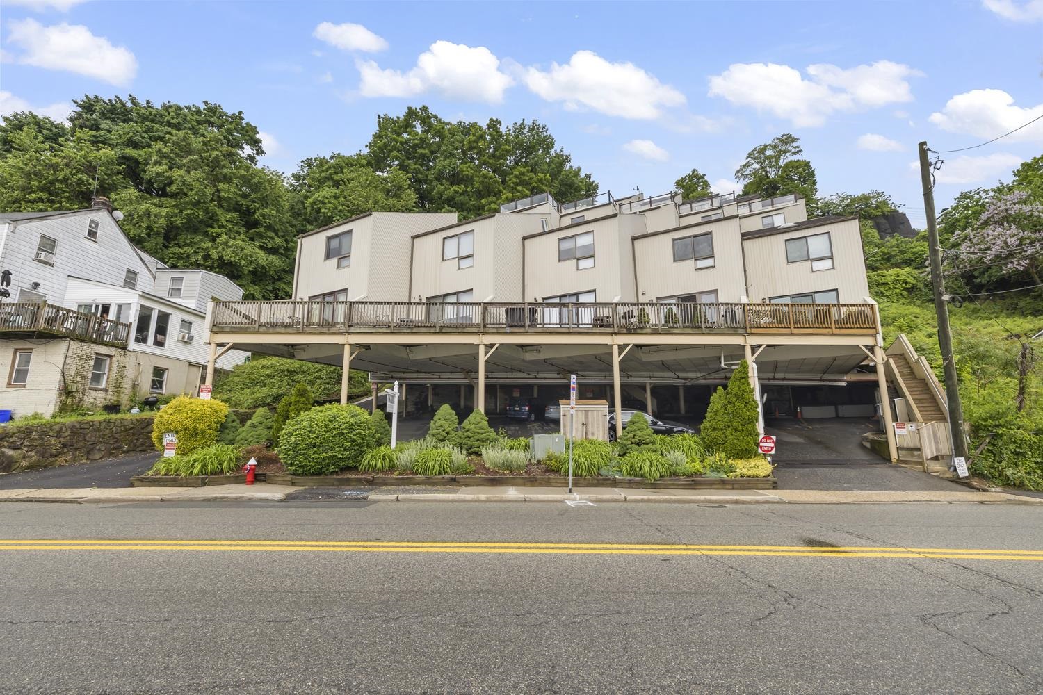 # 240014376 - For Rent in Edgewater NJ