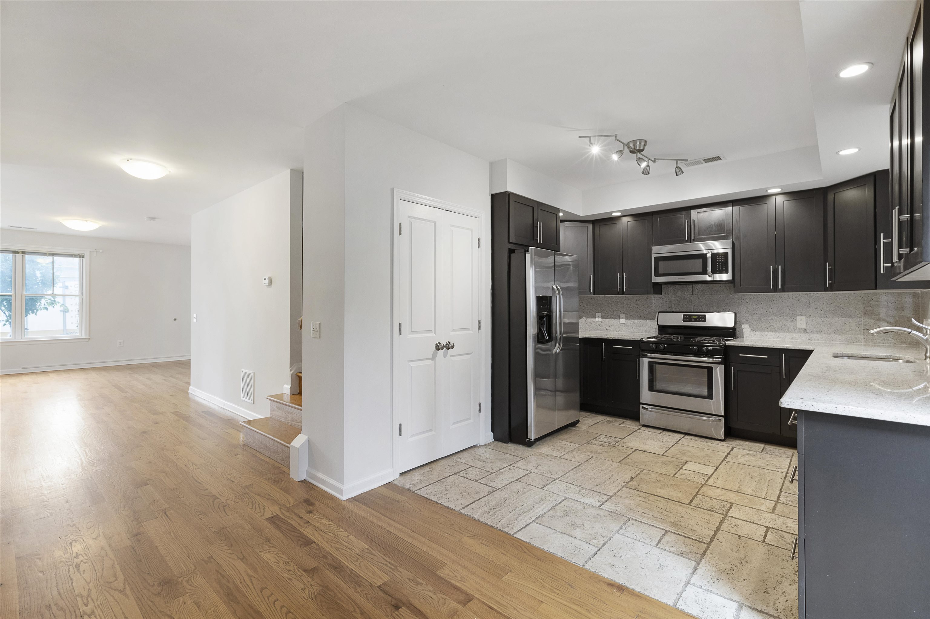 # 240017269 - For Rent in JERSEY CITY - Bergen-Lafayett NJ