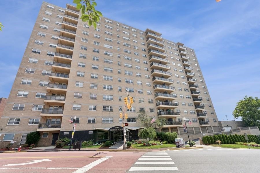 # 240018959 - For Rent in Guttenberg NJ