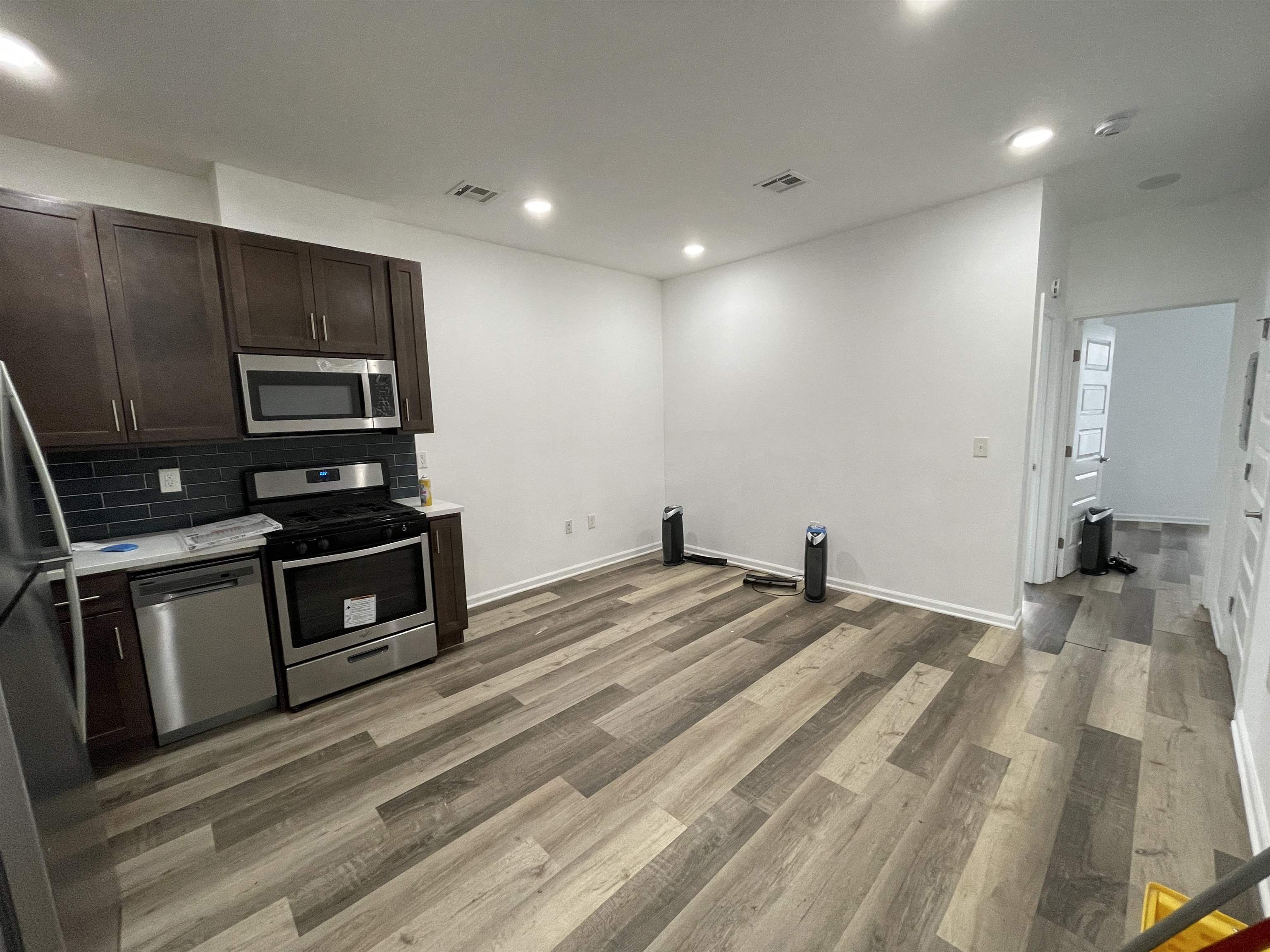 # 240020221 - For Rent in JERSEY CITY - Greenville NJ