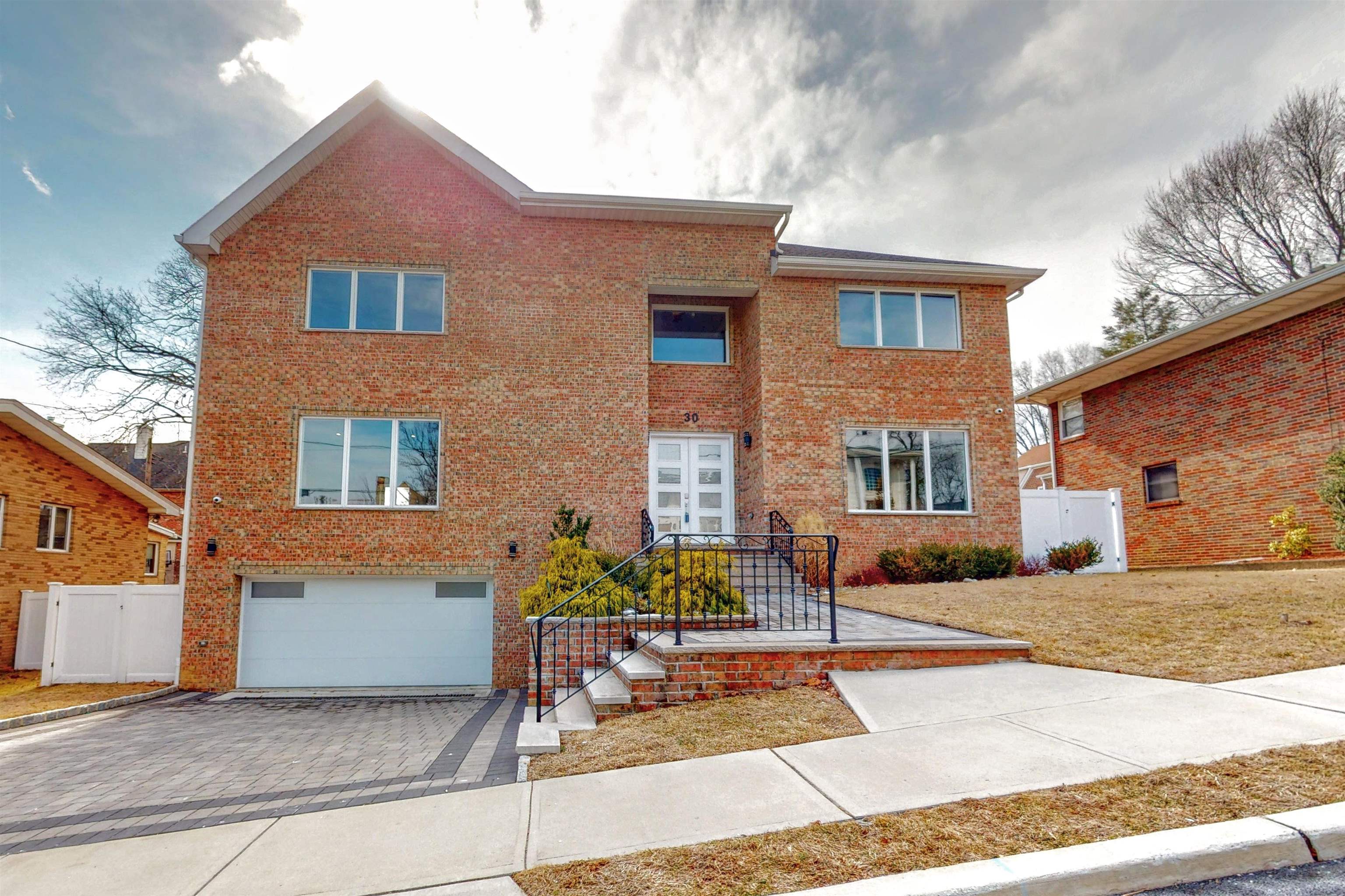 # 250003715 - For Rent in Cliffside Park NJ