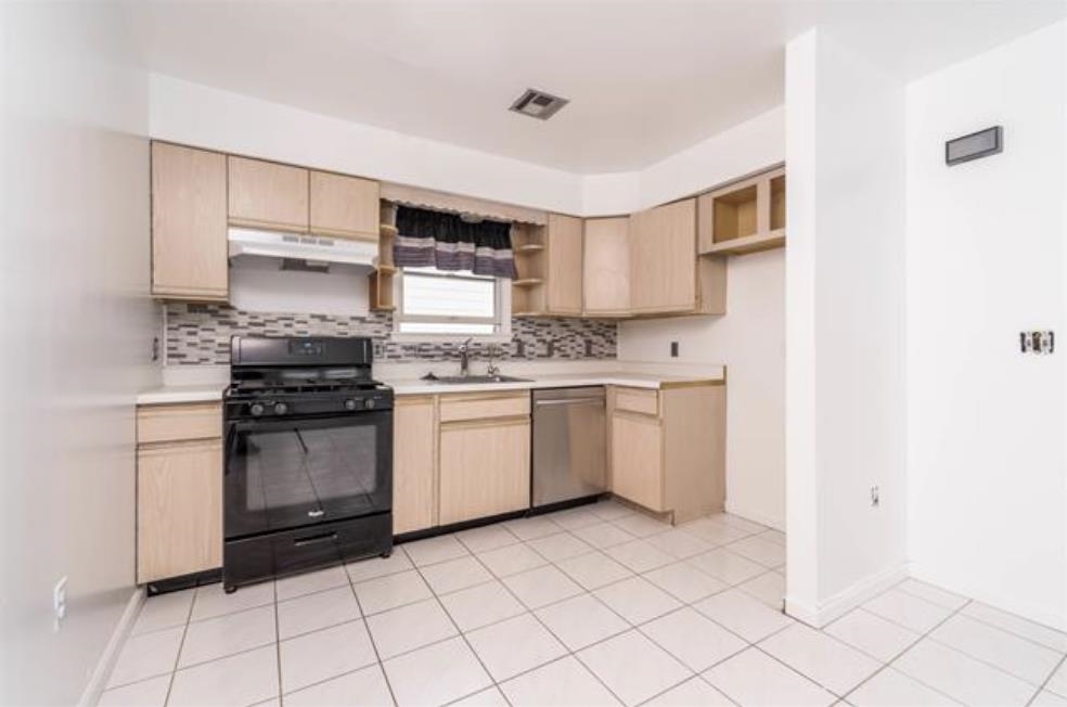 # 250005055 - For Rent in Bayonne NJ