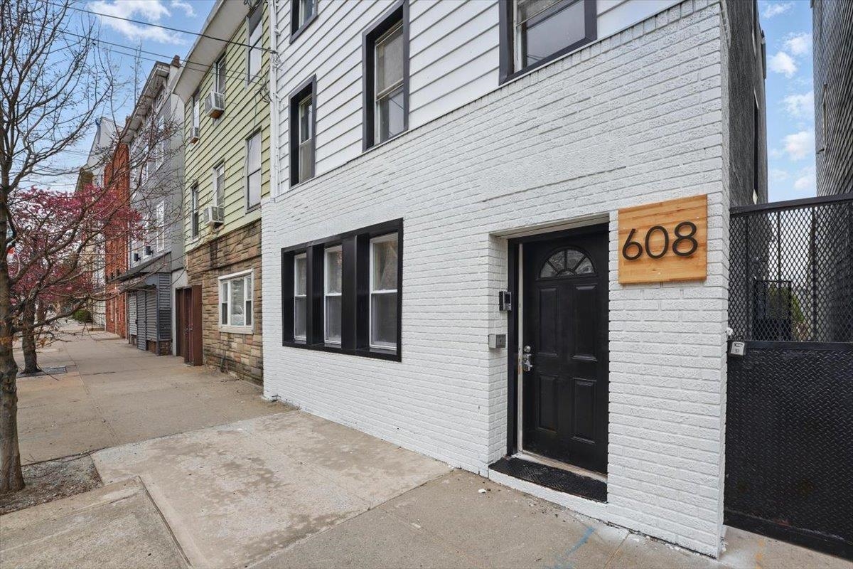 # 250006163 - For Rent in JERSEY CITY - Heights NJ