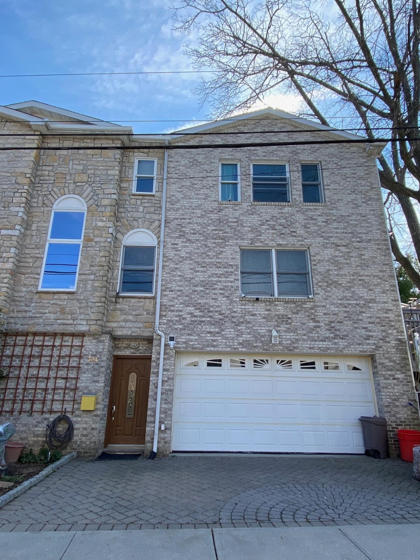 # 250006172 - For Rent in Cliffside Park NJ