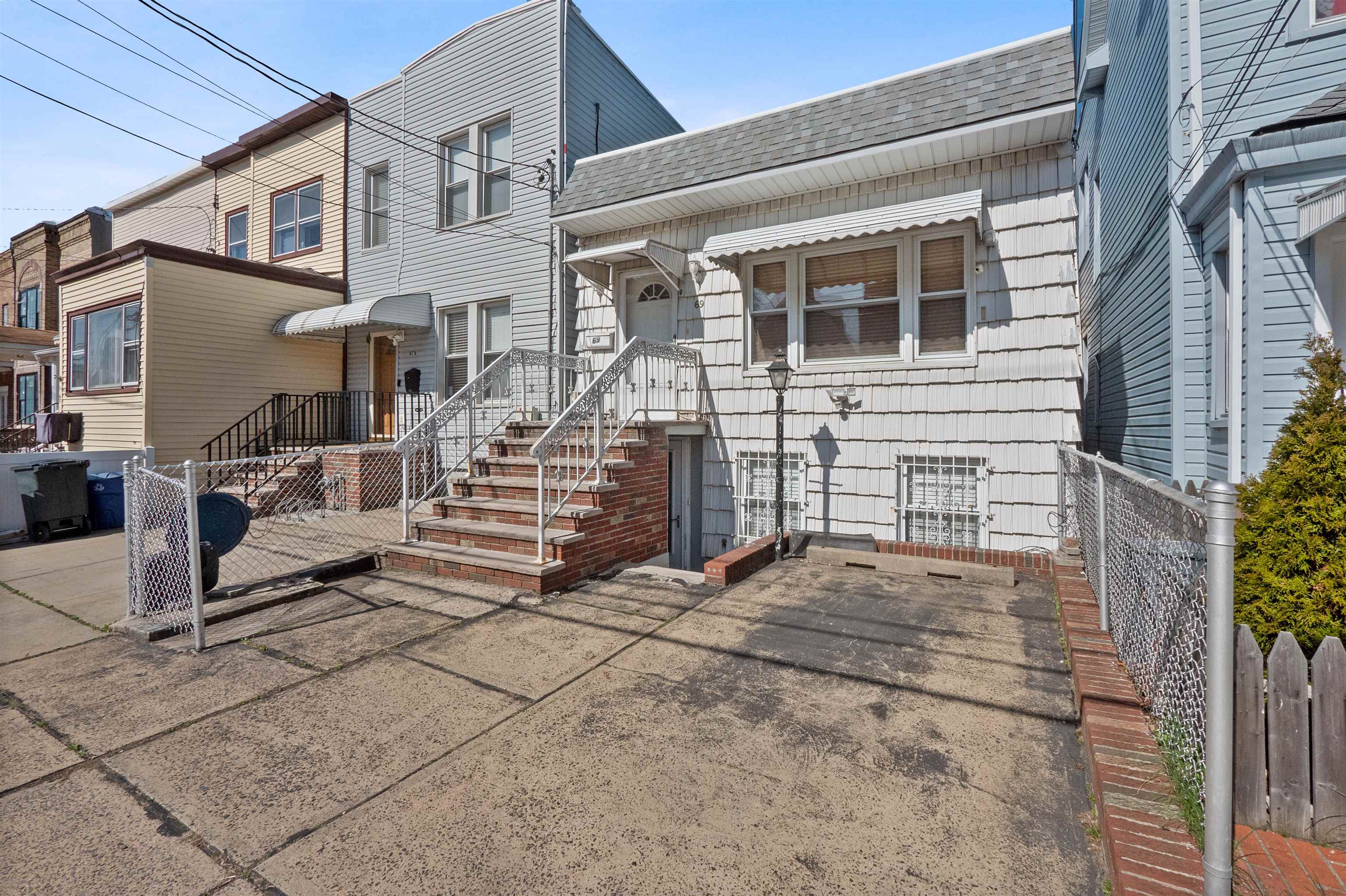 # 250006182 - For Rent in JERSEY CITY - Heights NJ