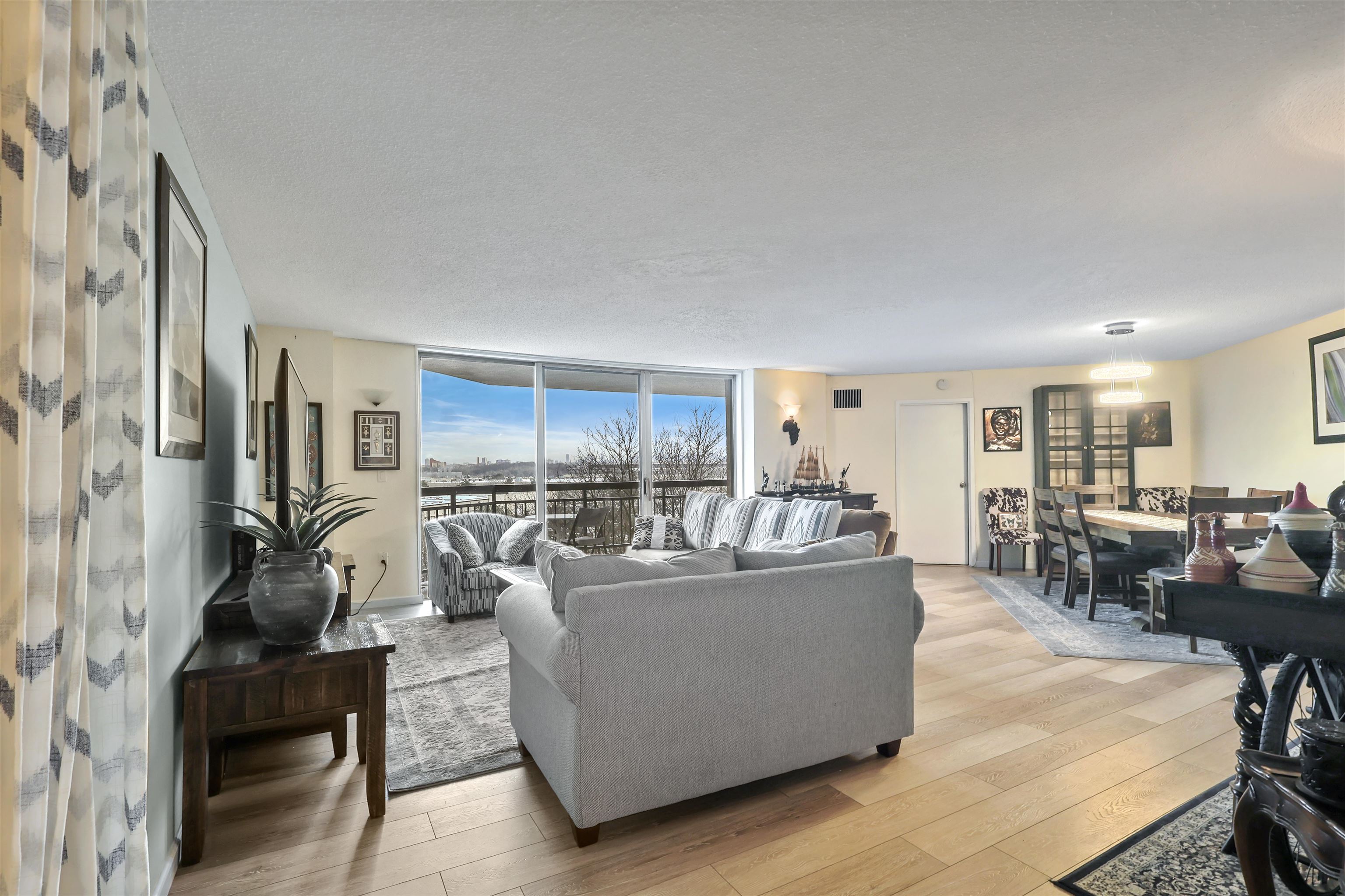 # 250006740 - For Rent in Secaucus NJ