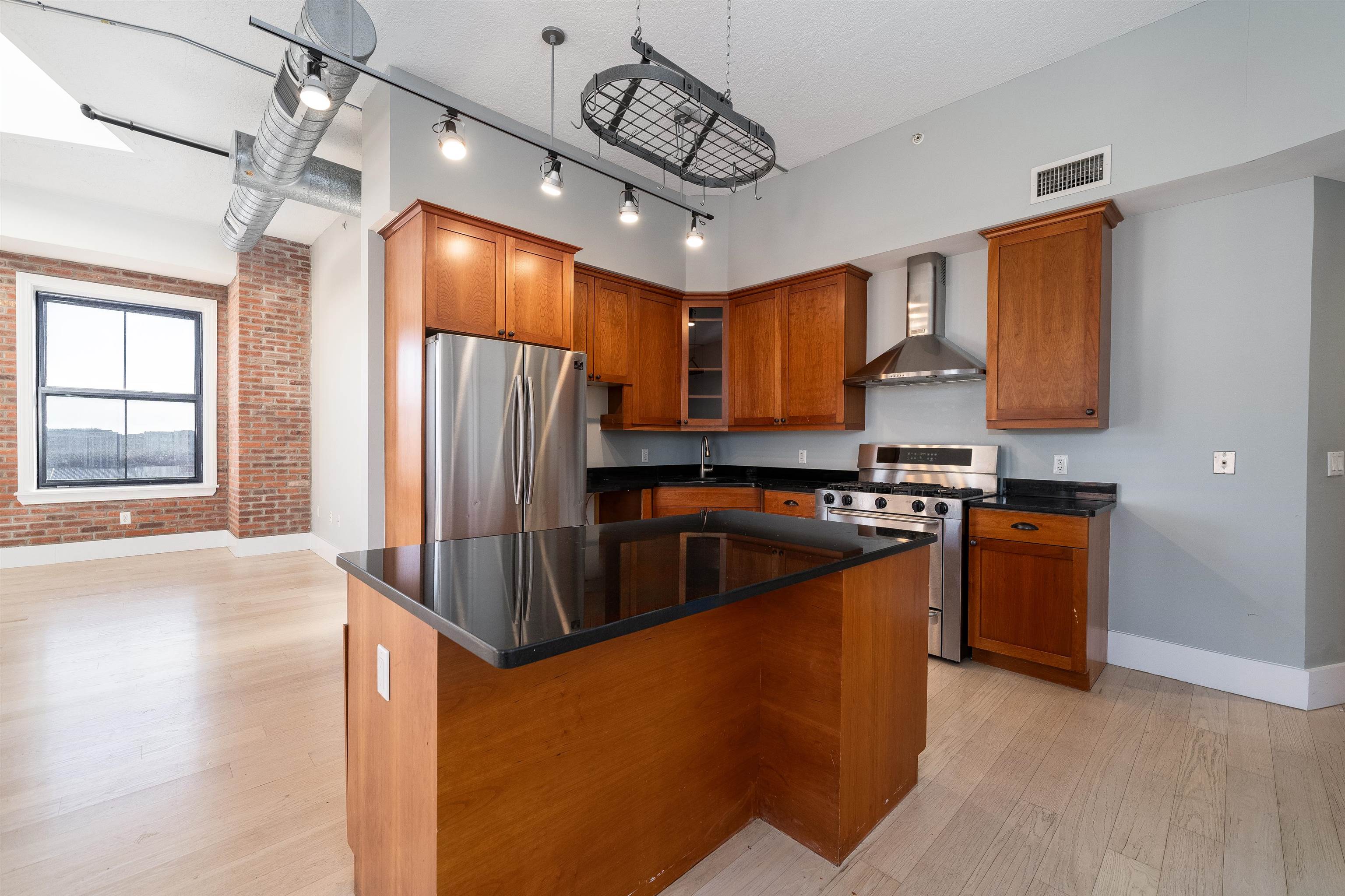 # 250006858 - For Rent in JERSEY CITY - Heights NJ