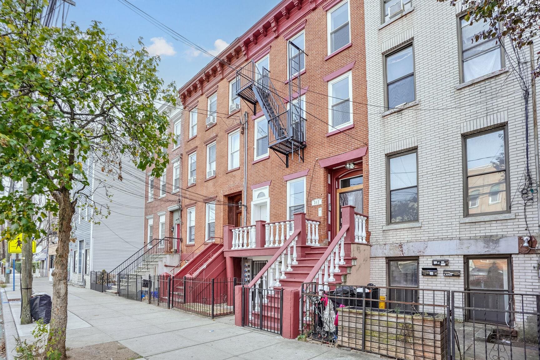 # 250007464 - For Rent in JERSEY CITY - Bergen-Lafayett NJ