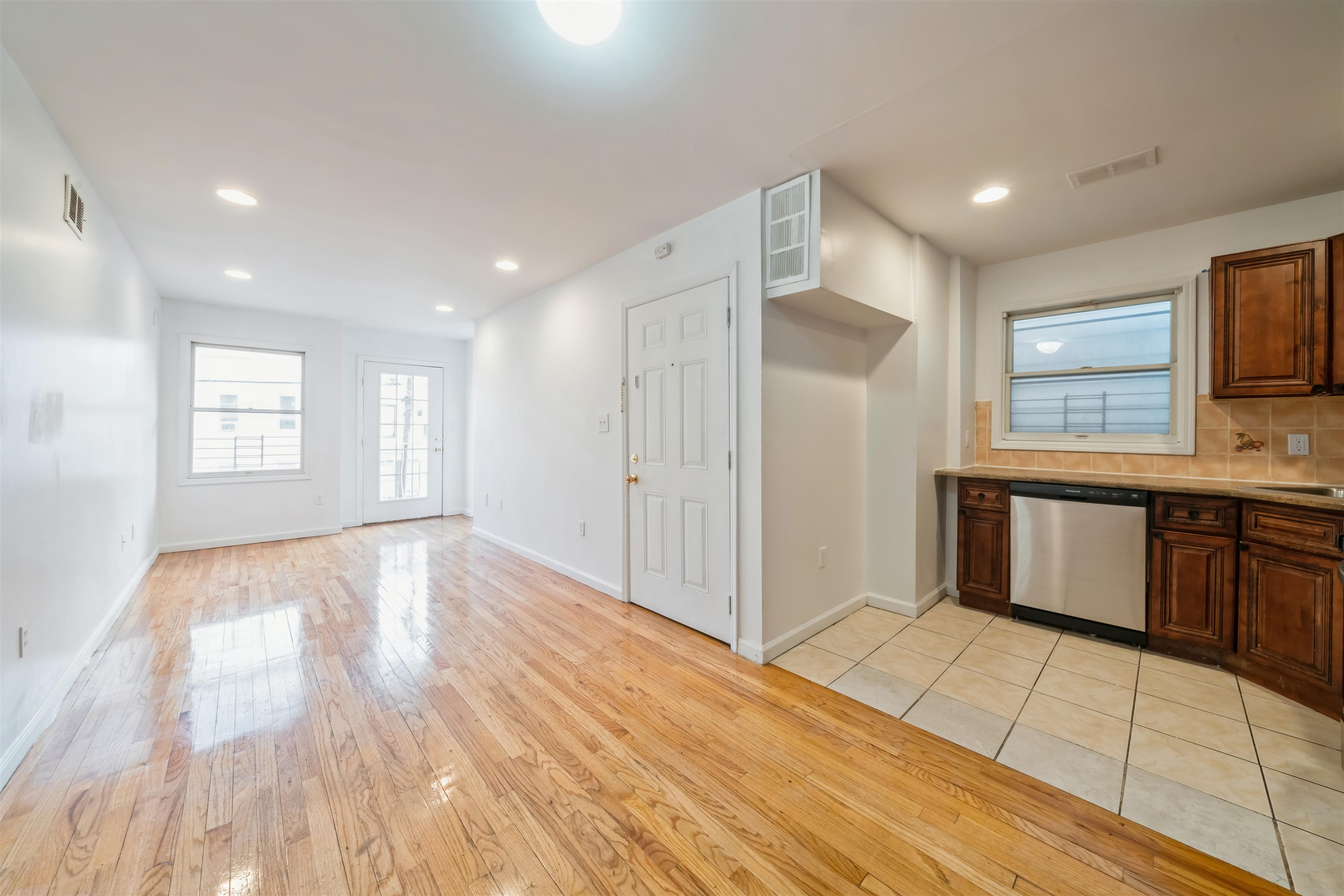 # 250007700 - For Rent in JERSEY CITY - Bergen-Lafayett NJ
