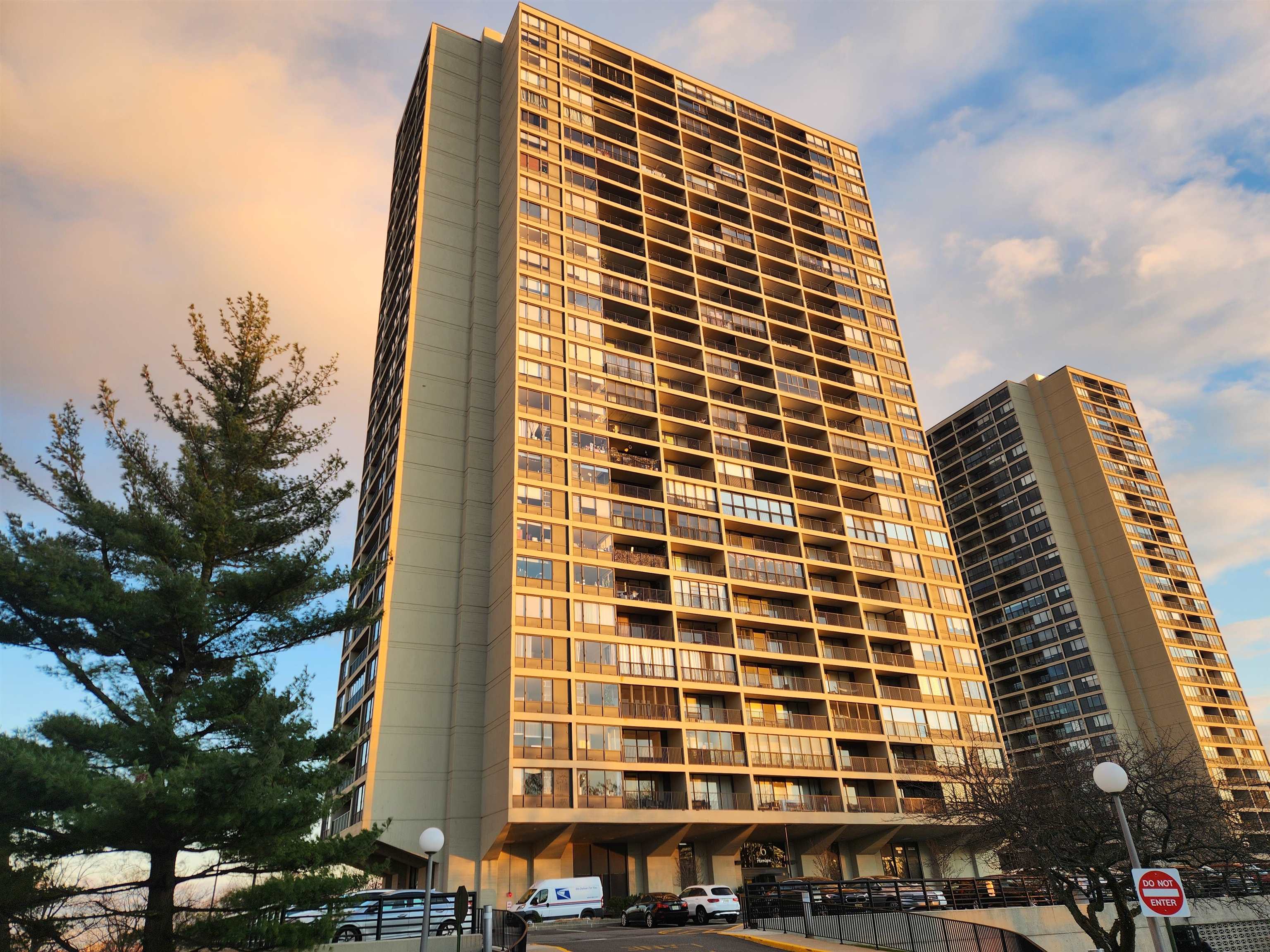 # 250007907 - For Rent in Fort Lee NJ