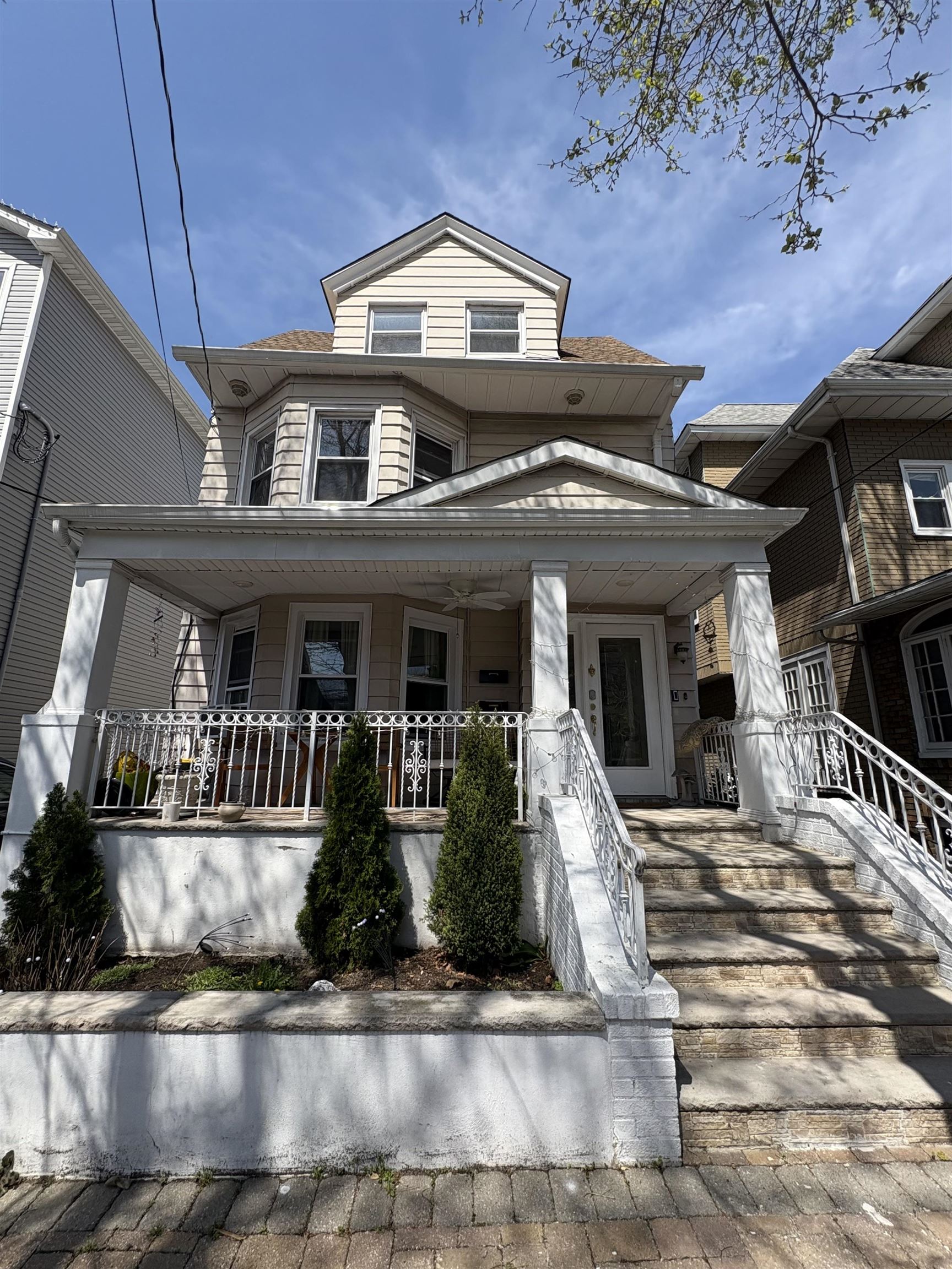 # 250007991 - For Rent in West New York NJ