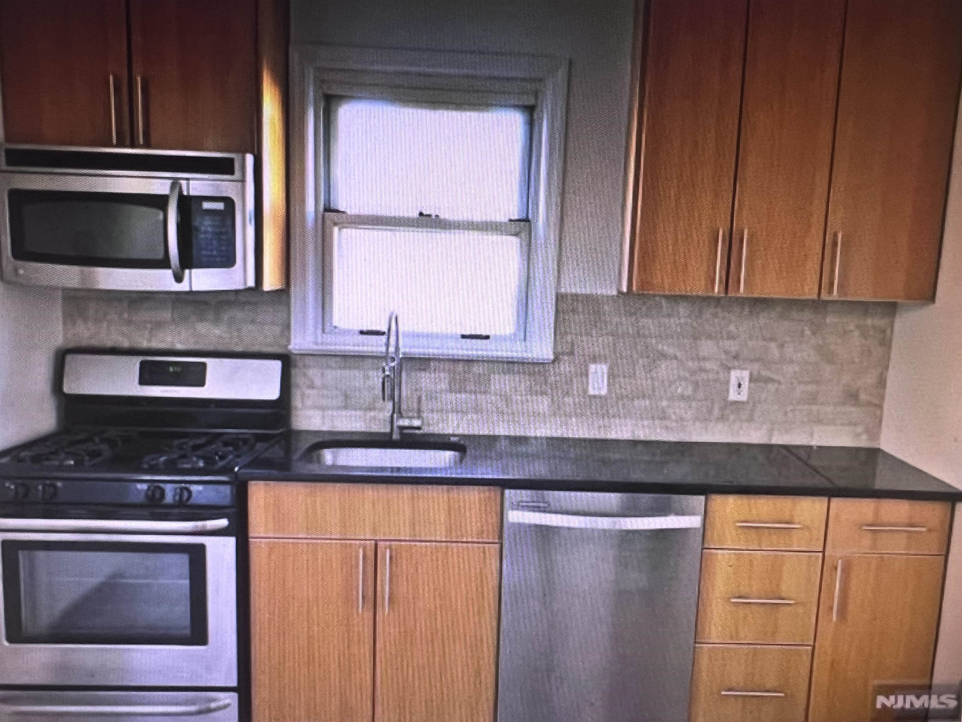 # 250008433 - For Rent in Palisades Park NJ