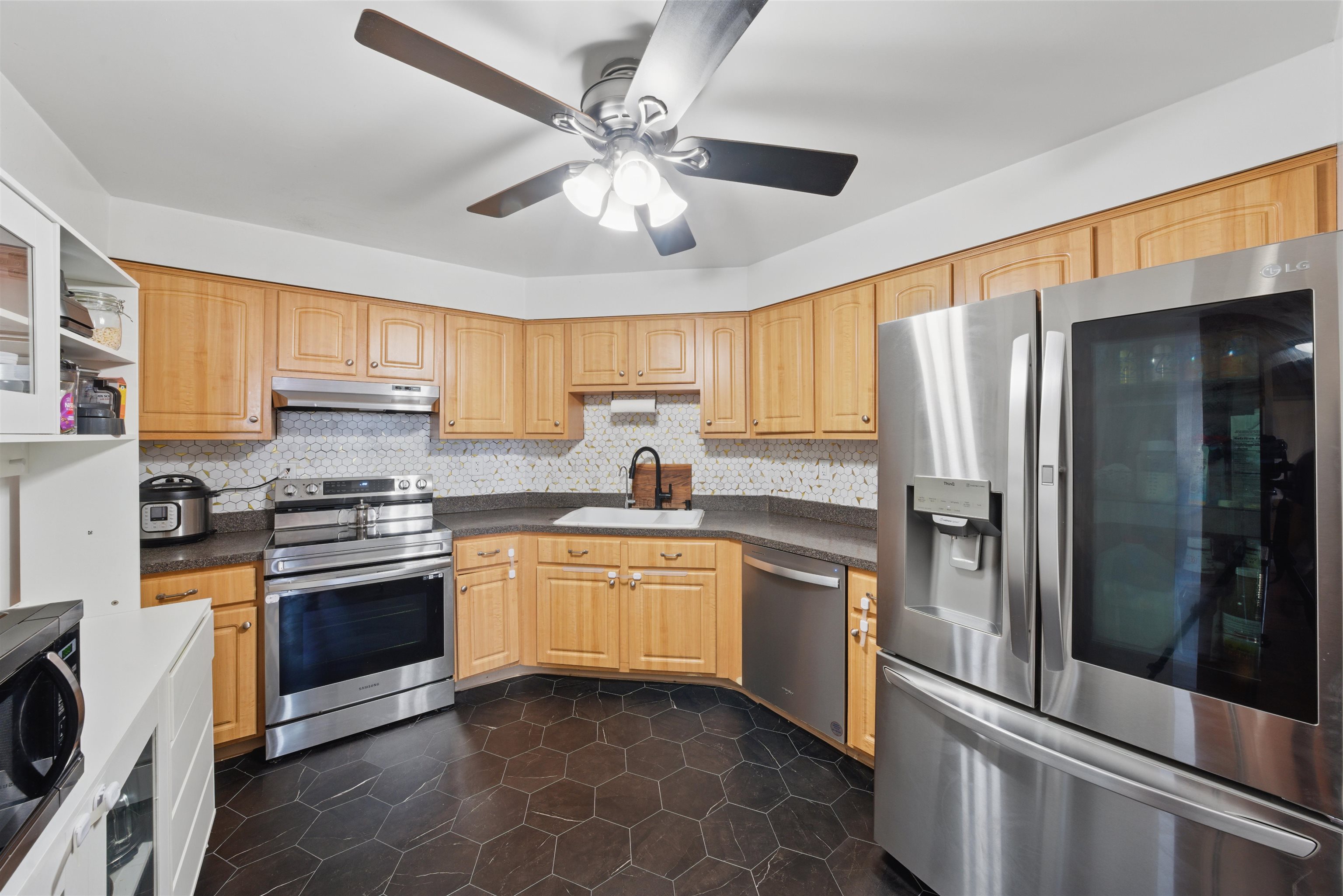 # 250008647 - For Rent in Secaucus NJ
