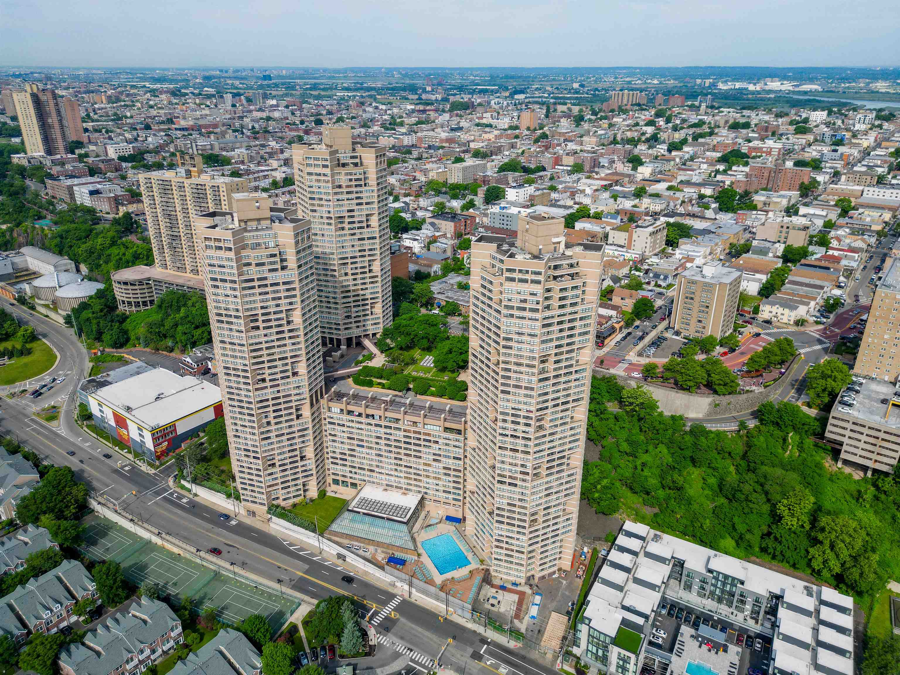 # 250008759 - For Rent in Guttenberg NJ