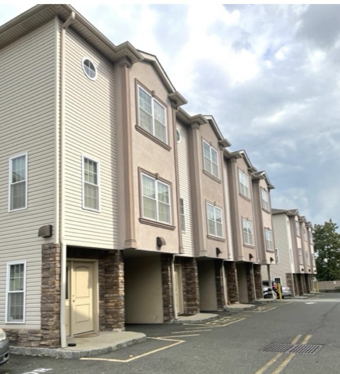 # 250008956 - For Rent in Secaucus NJ