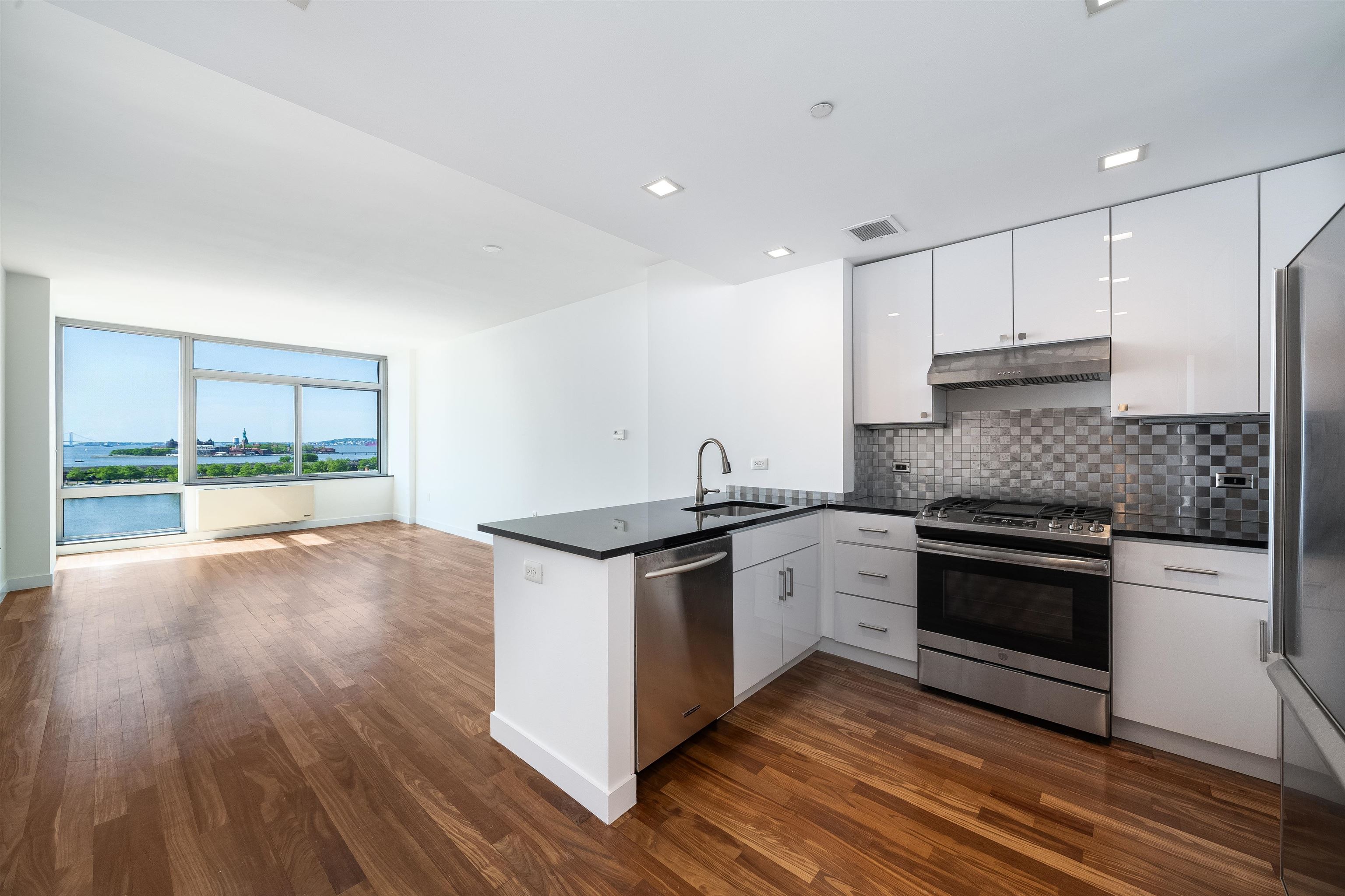 # 250009805 - For Rent in JERSEY CITY - Downtown NJ