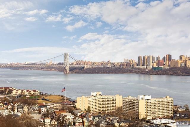 # 250009808 - For Rent in Cliffside Park NJ