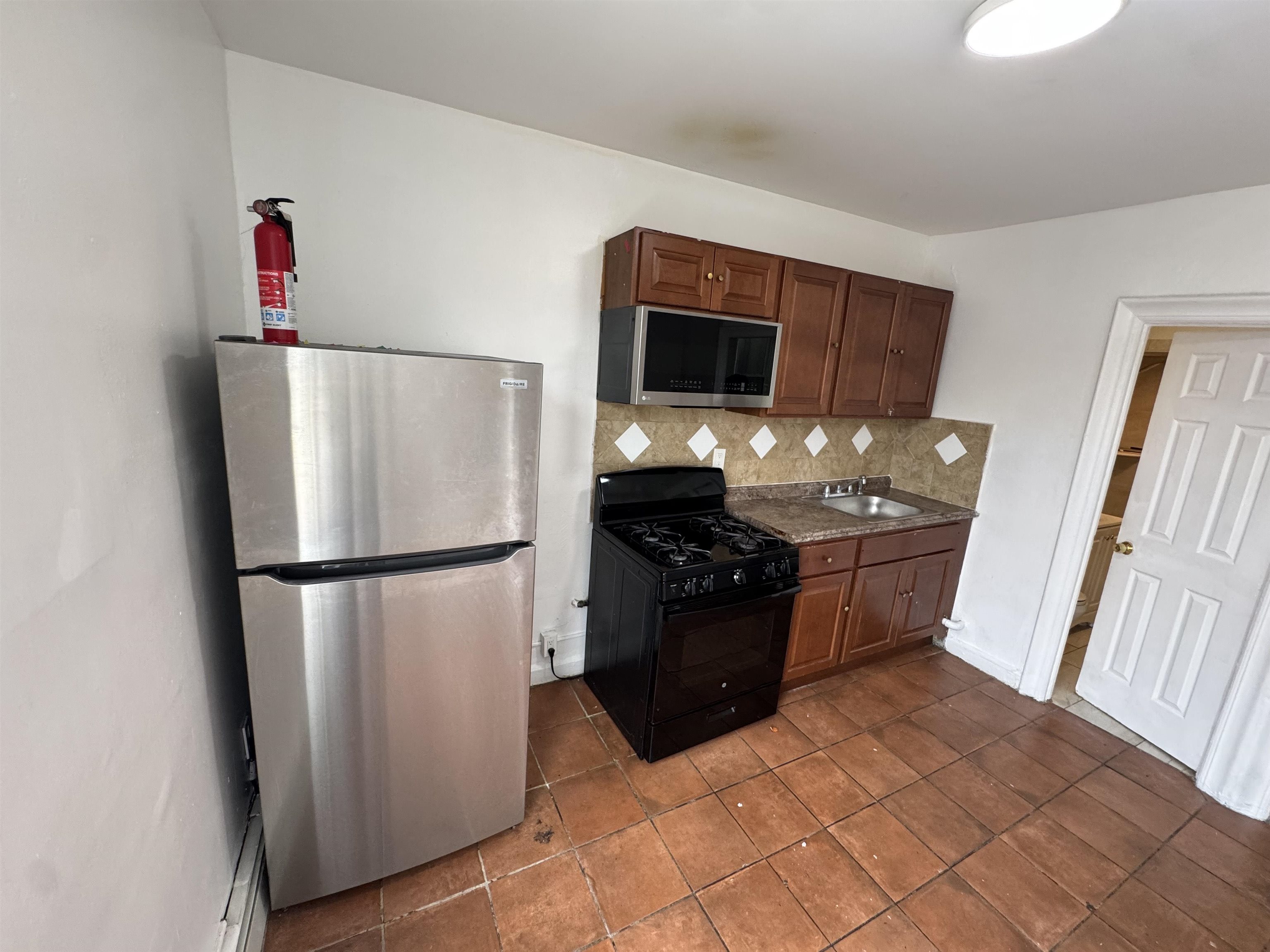 # 250010038 - For Rent in West New York NJ