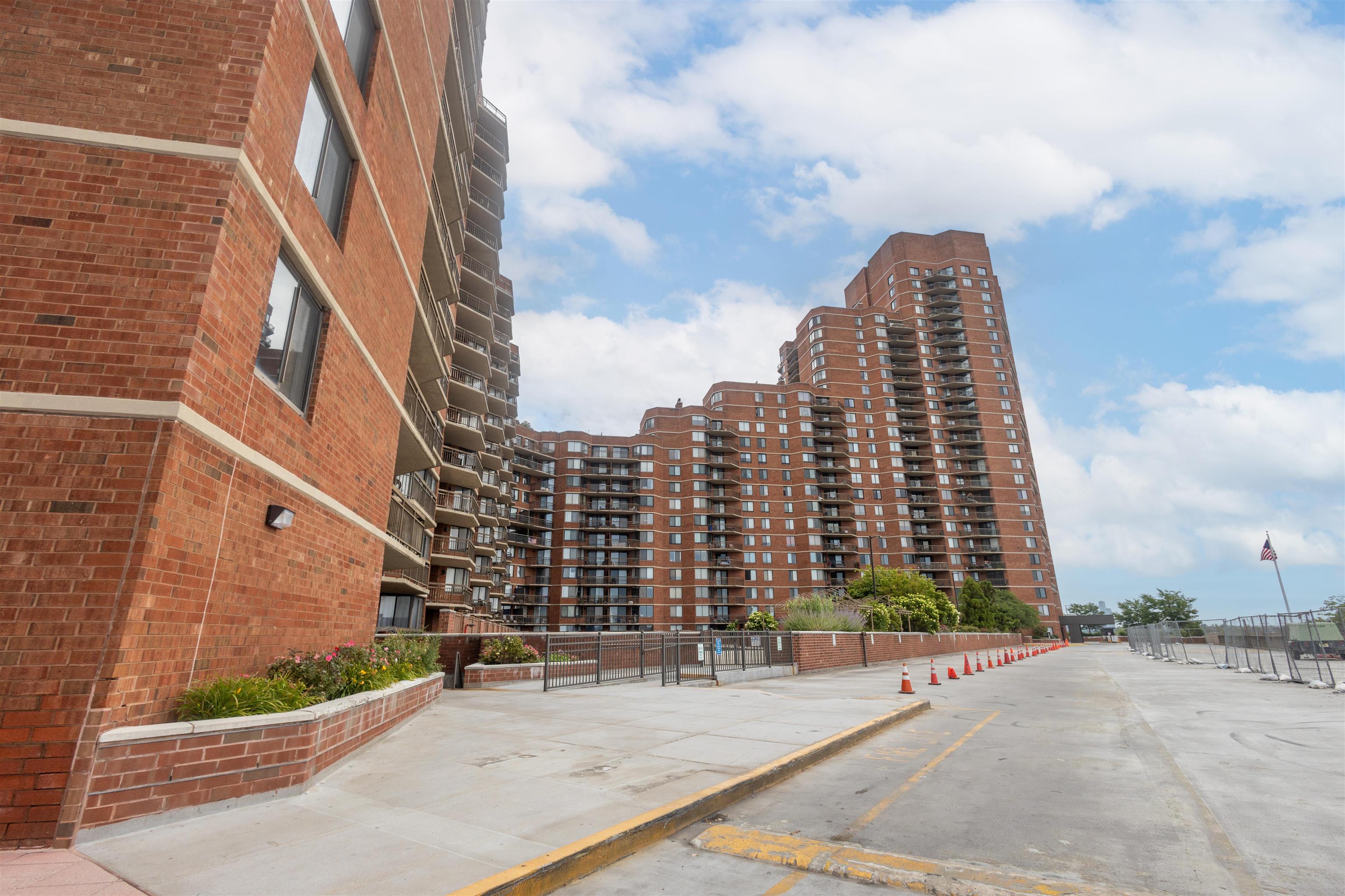 # 250010280 - For Rent in Secaucus NJ