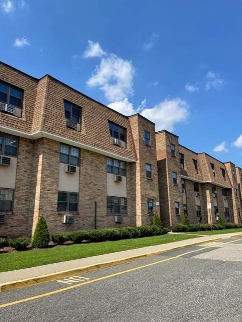 # 250010636 - For Rent in Secaucus NJ