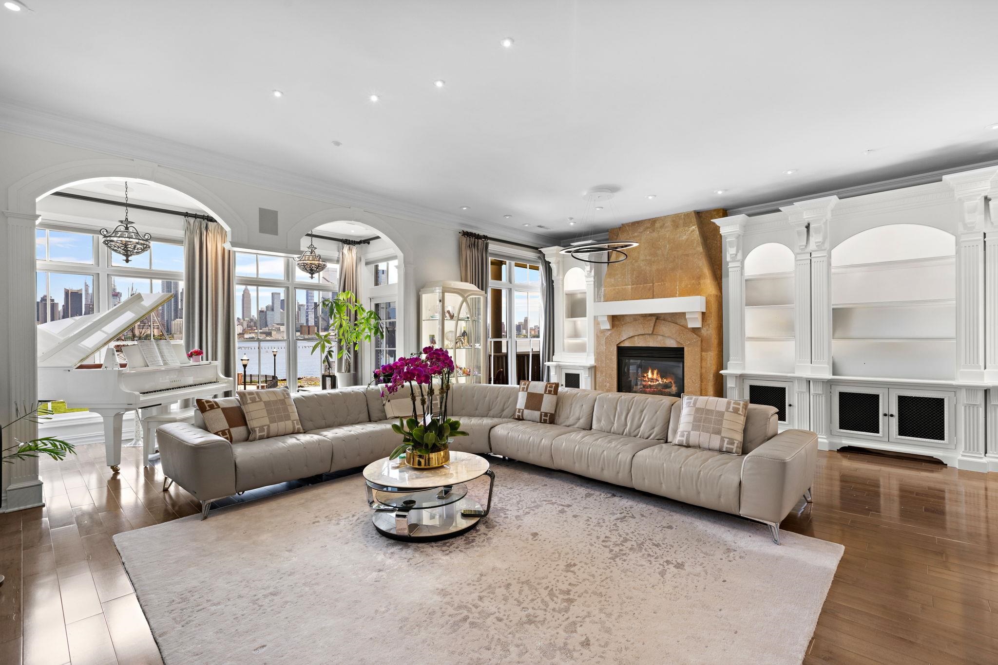# 250010783 - For Rent in Weehawken NJ