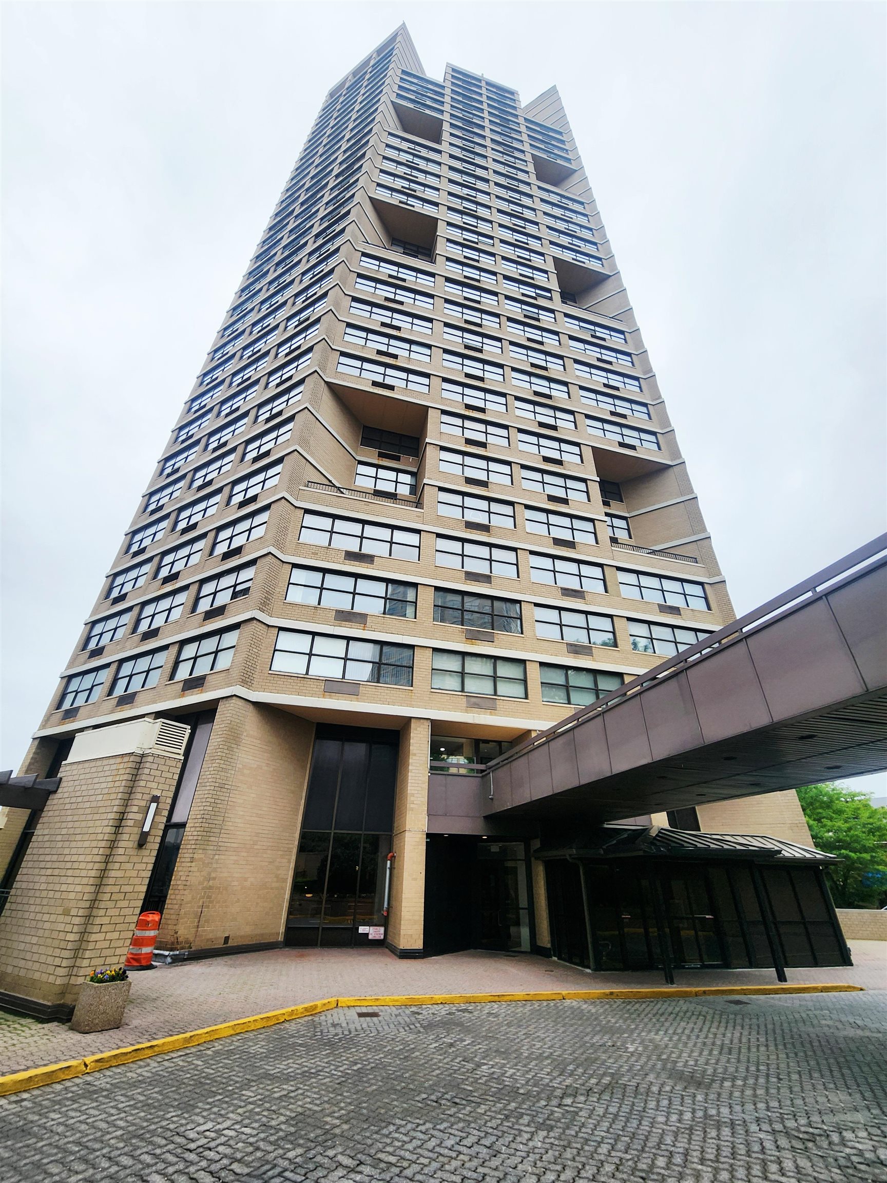 # 250010806 - For Rent in Guttenberg NJ