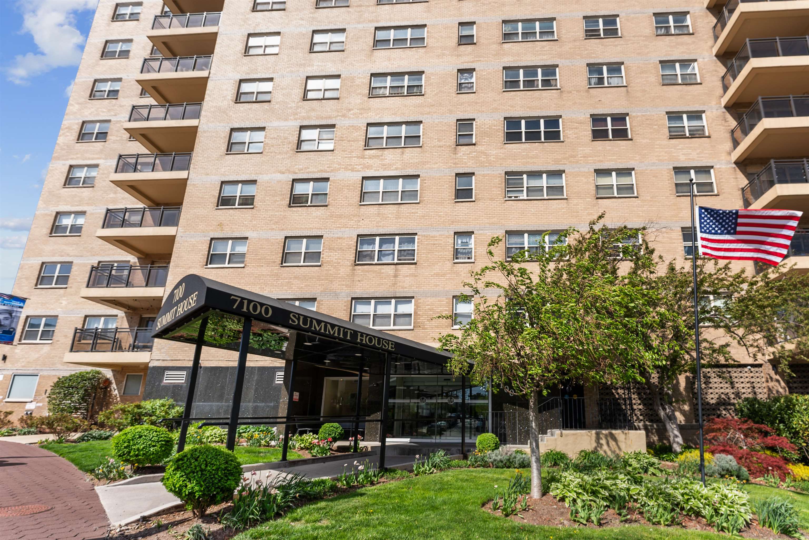 # 250010987 - For Rent in Guttenberg NJ