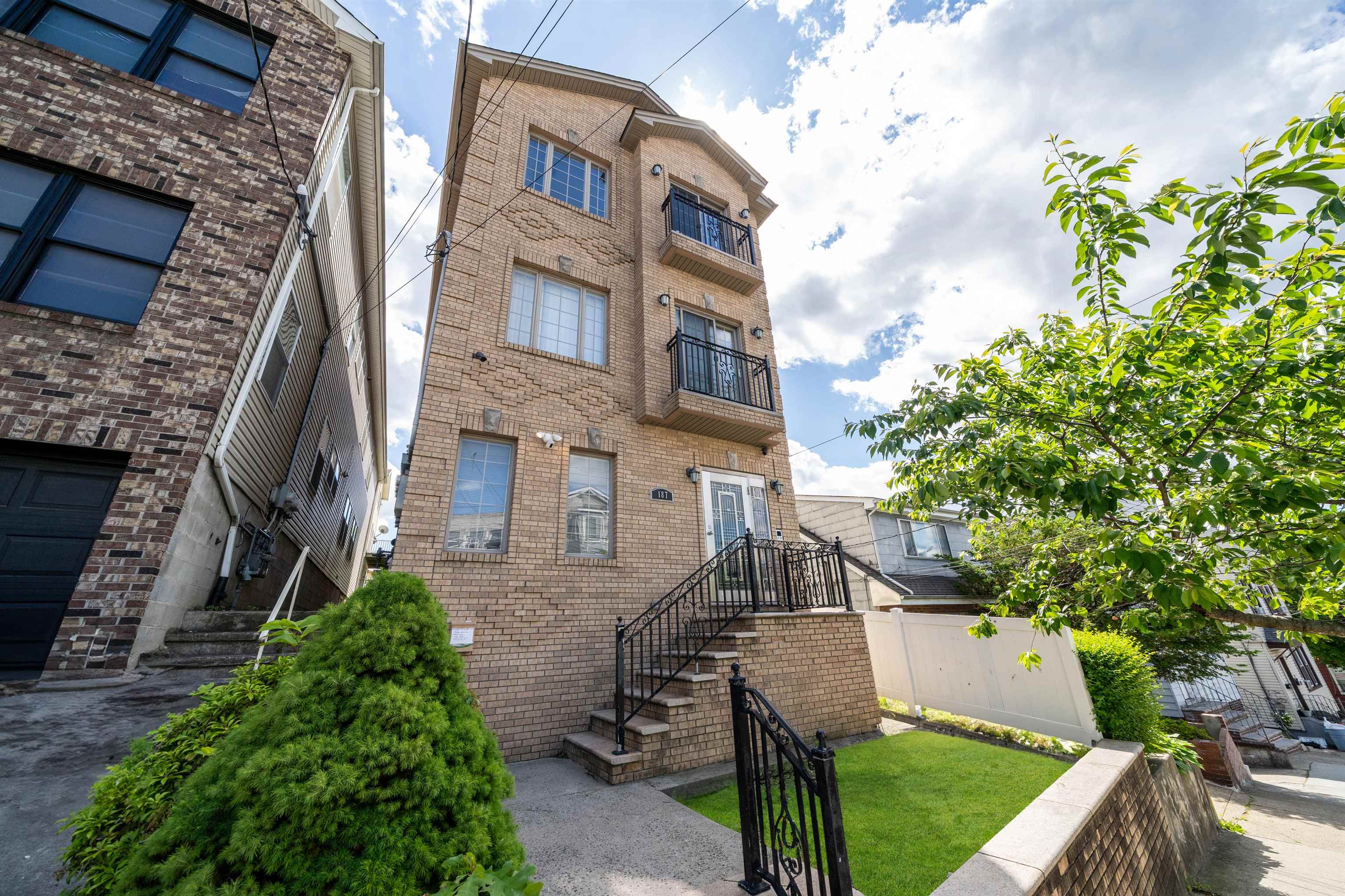 # 250011338 - For Rent in JERSEY CITY - Heights NJ