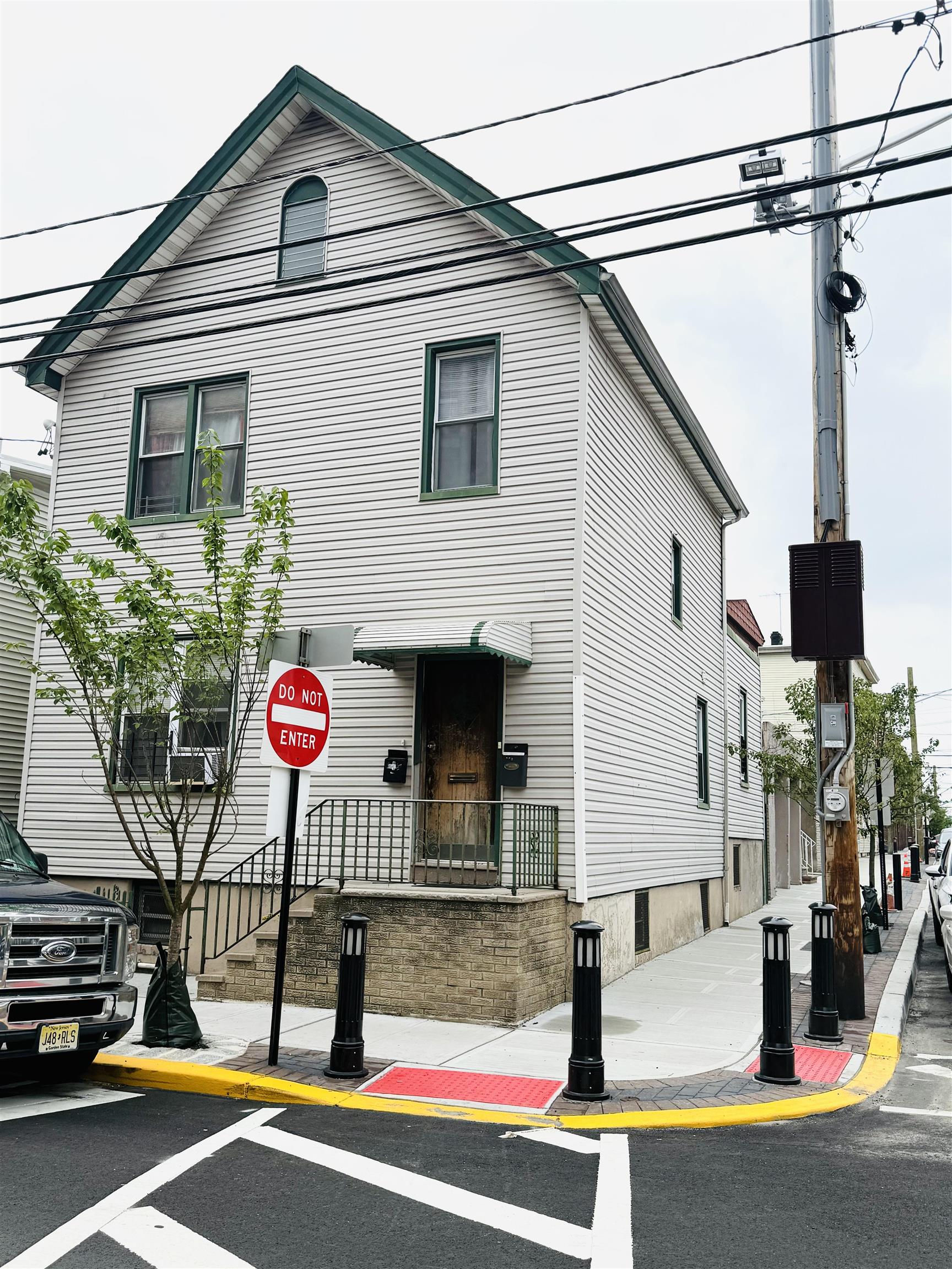 # 250011417 - For Rent in Union City NJ