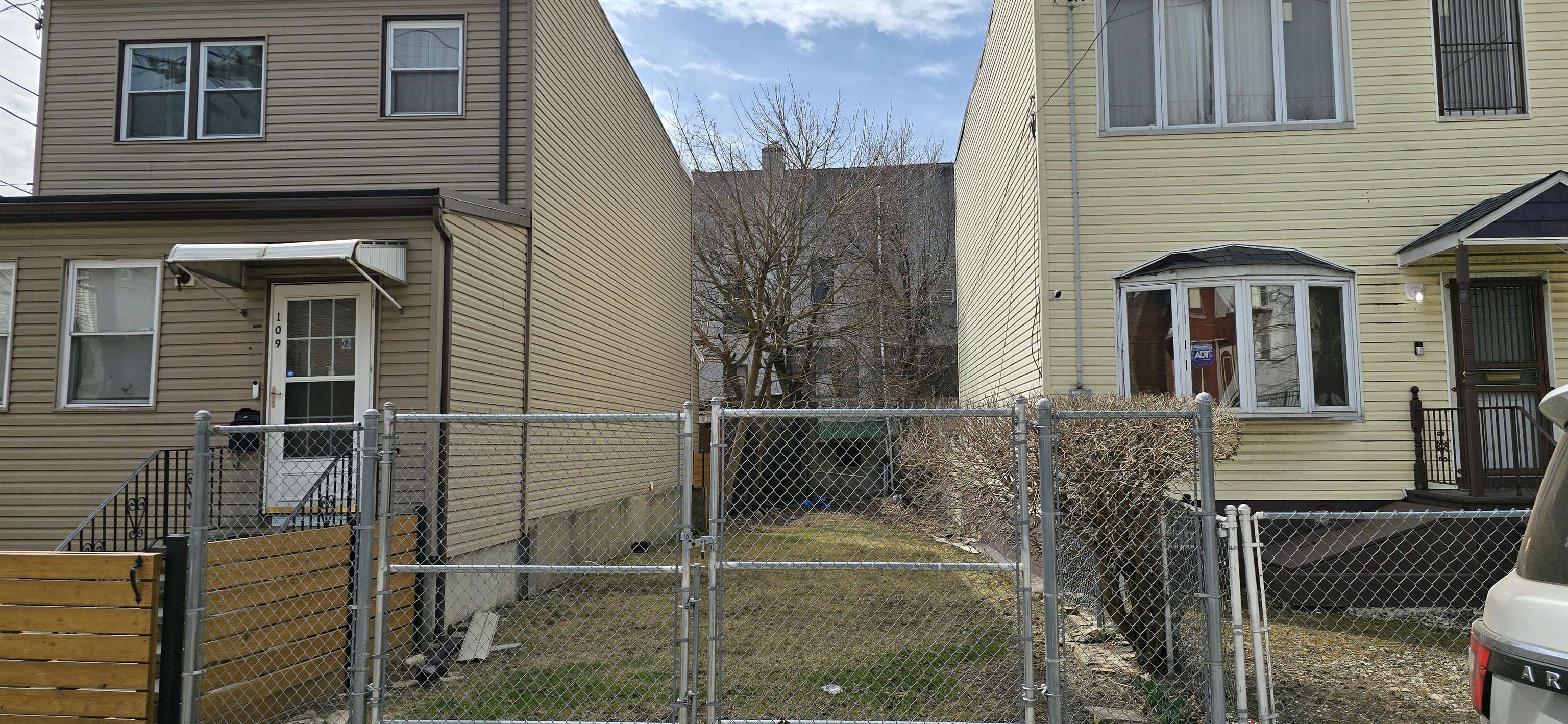 # 250011538 - For Rent in JERSEY CITY - Bergen-Lafayett NJ
