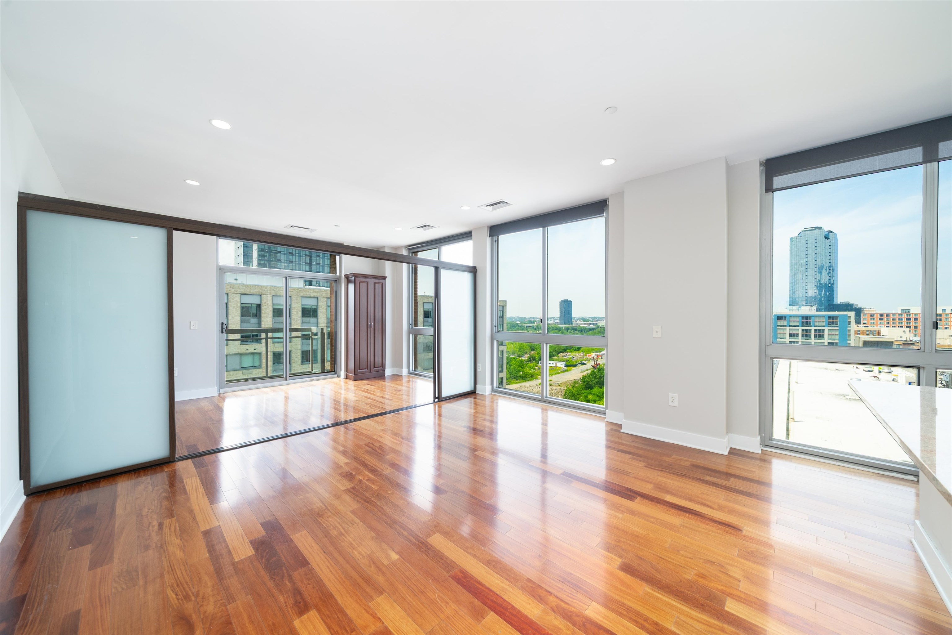 # 250011573 - For Rent in JERSEY CITY - Downtown NJ
