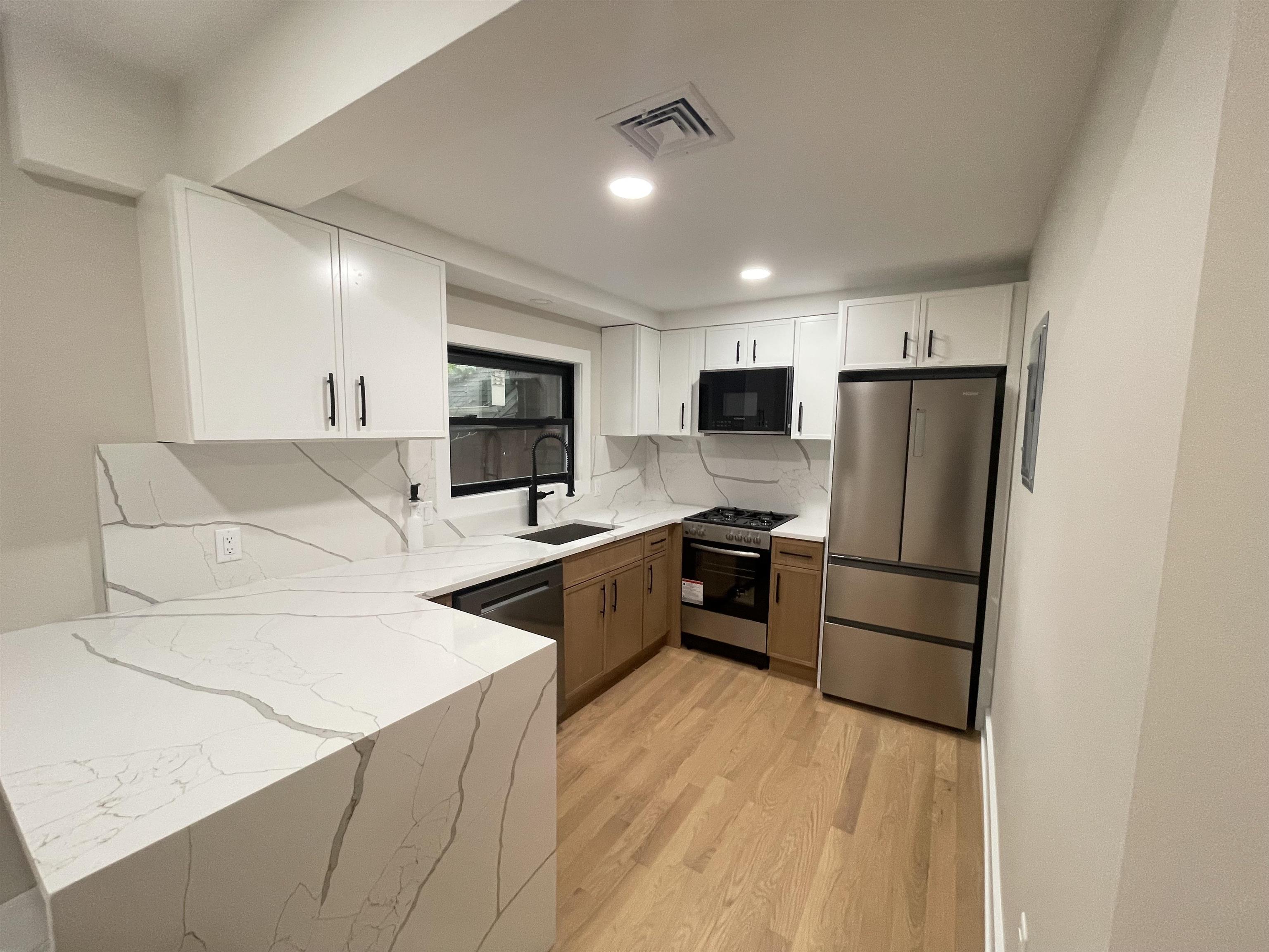 # 250011789 - For Rent in JERSEY CITY - Bergen-Lafayett NJ