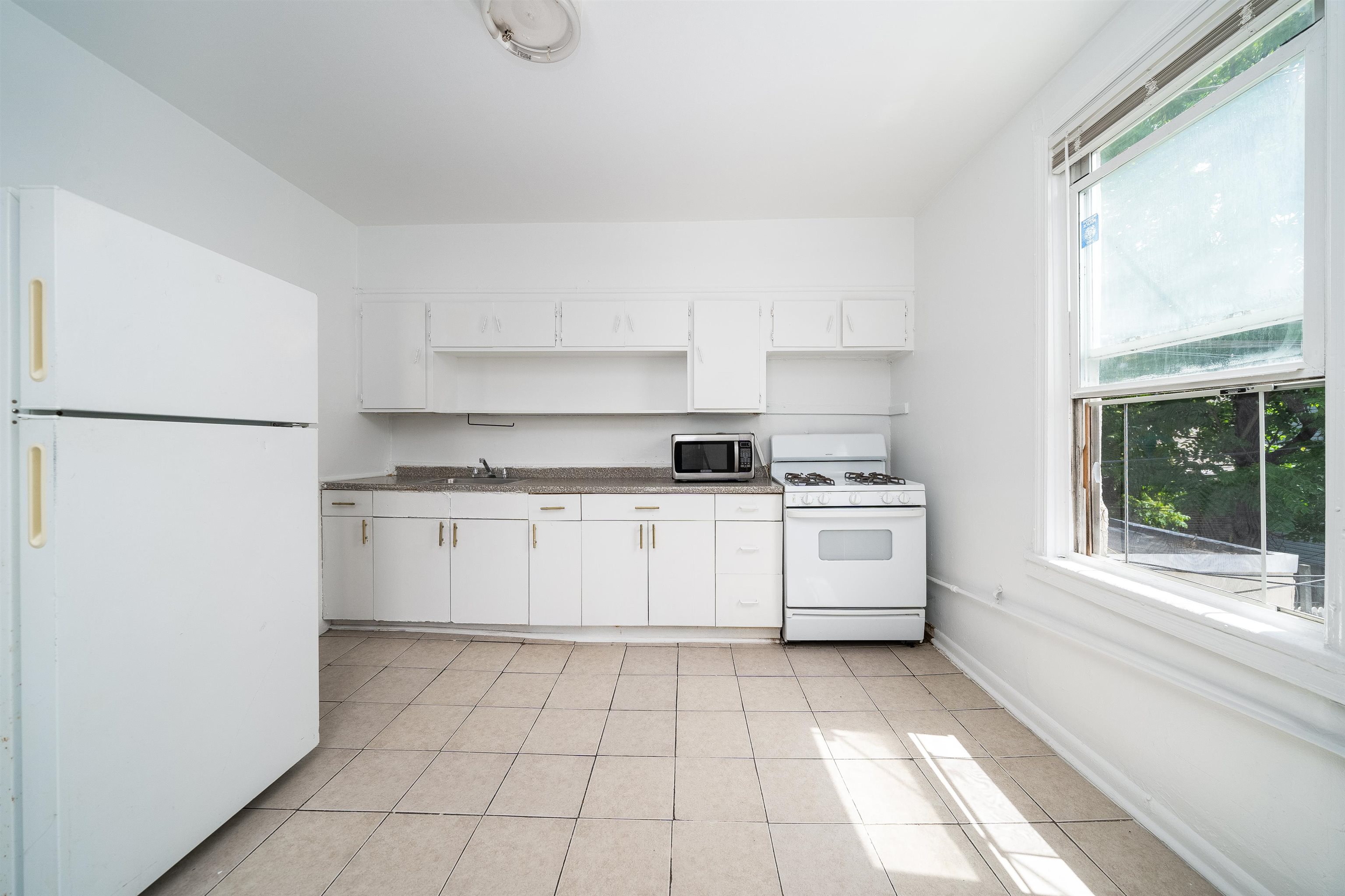 # 250011862 - For Rent in JERSEY CITY - Heights NJ