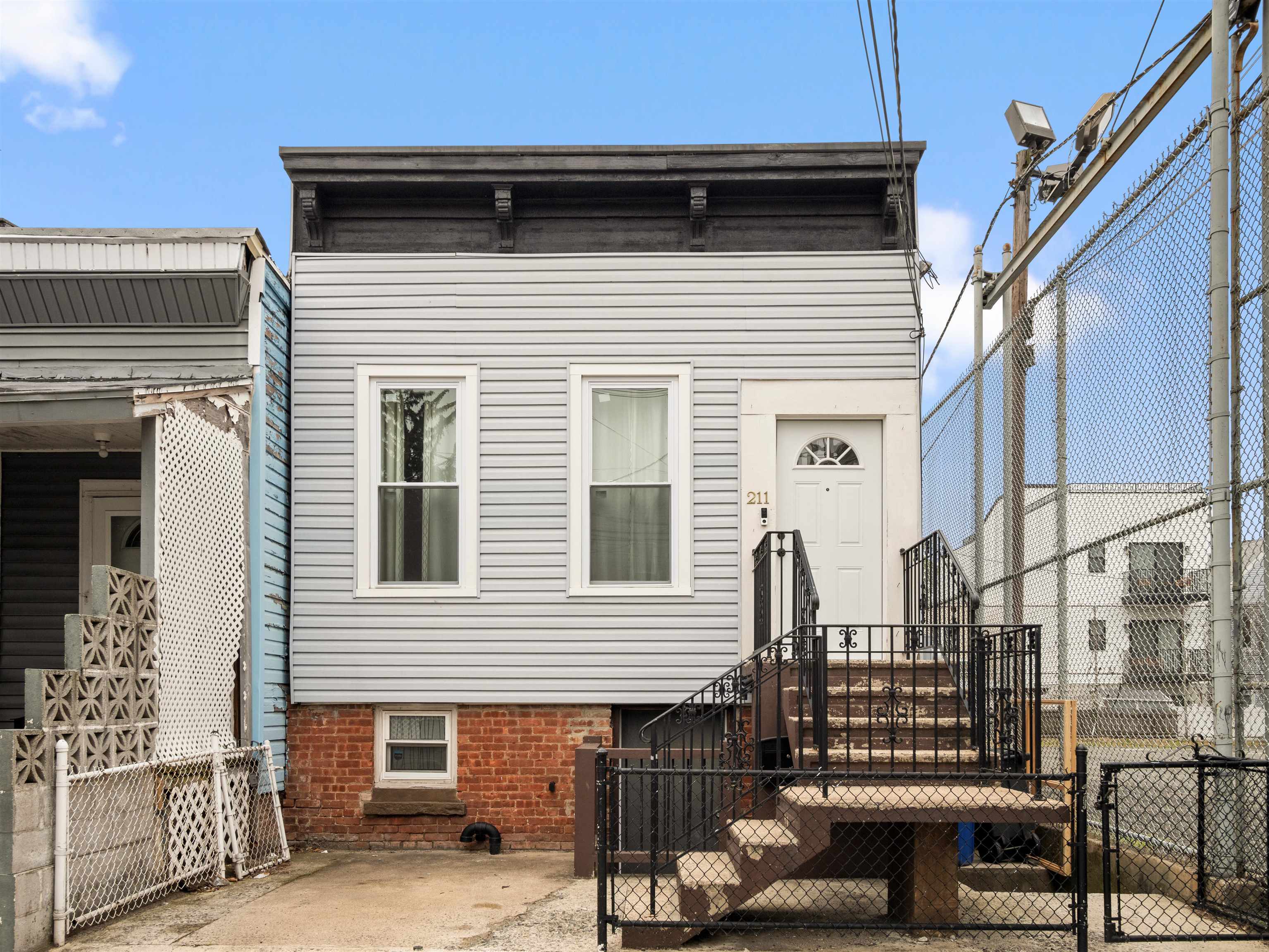 # 250012093 - For Rent in JERSEY CITY - West Bergen NJ