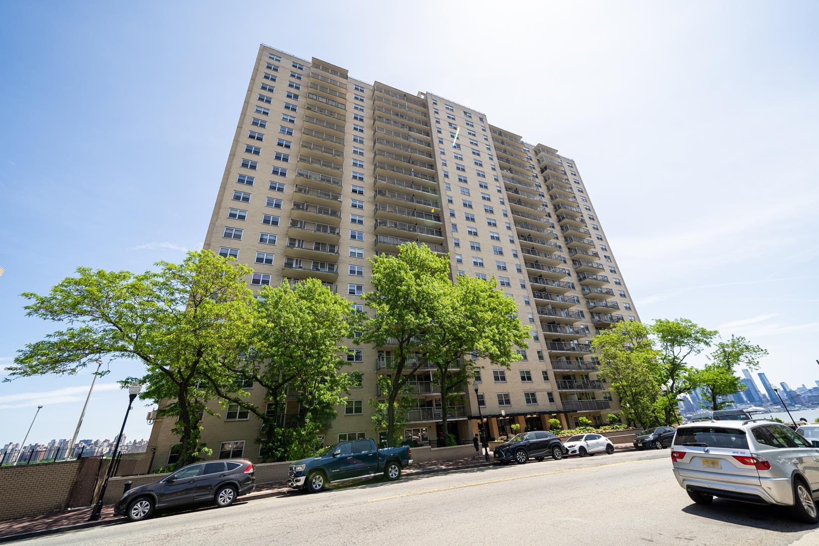 # 250012230 - For Rent in West New York NJ