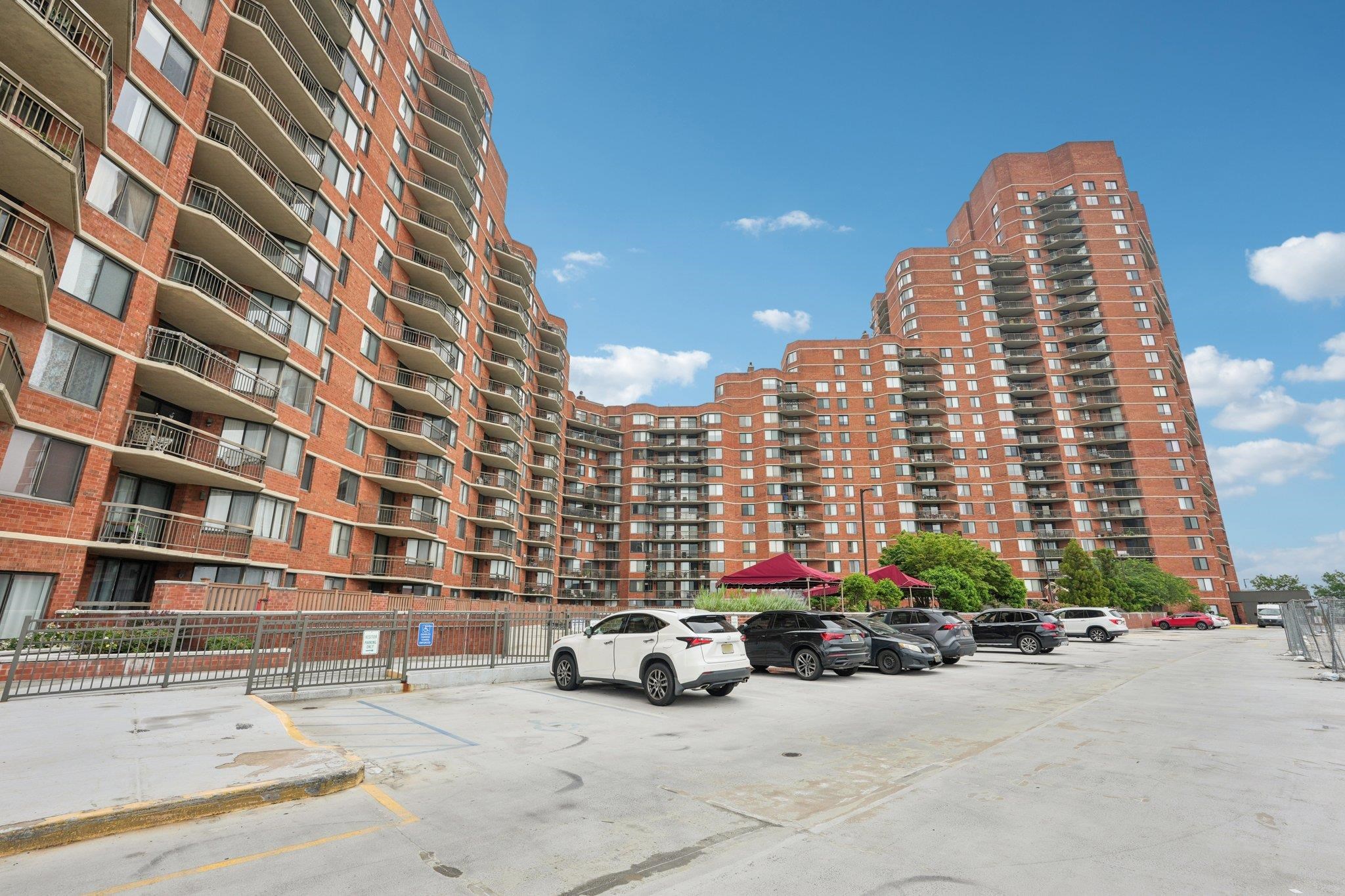 # 250012306 - For Rent in Secaucus NJ