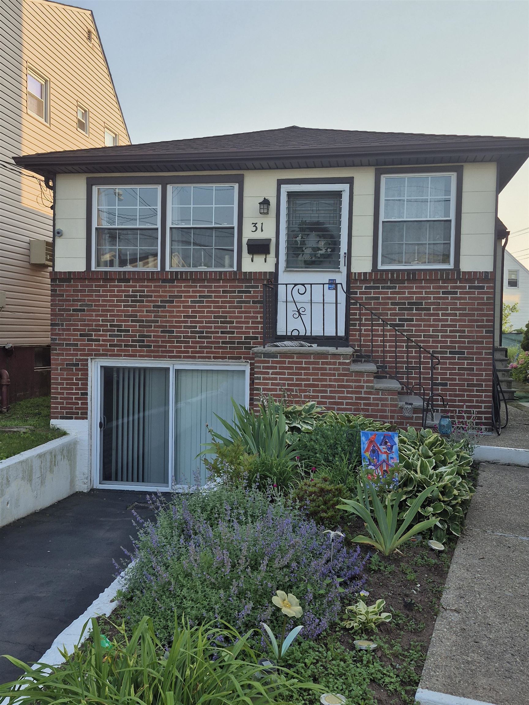 # 250012325 - For Rent in JERSEY CITY - West Bergen NJ