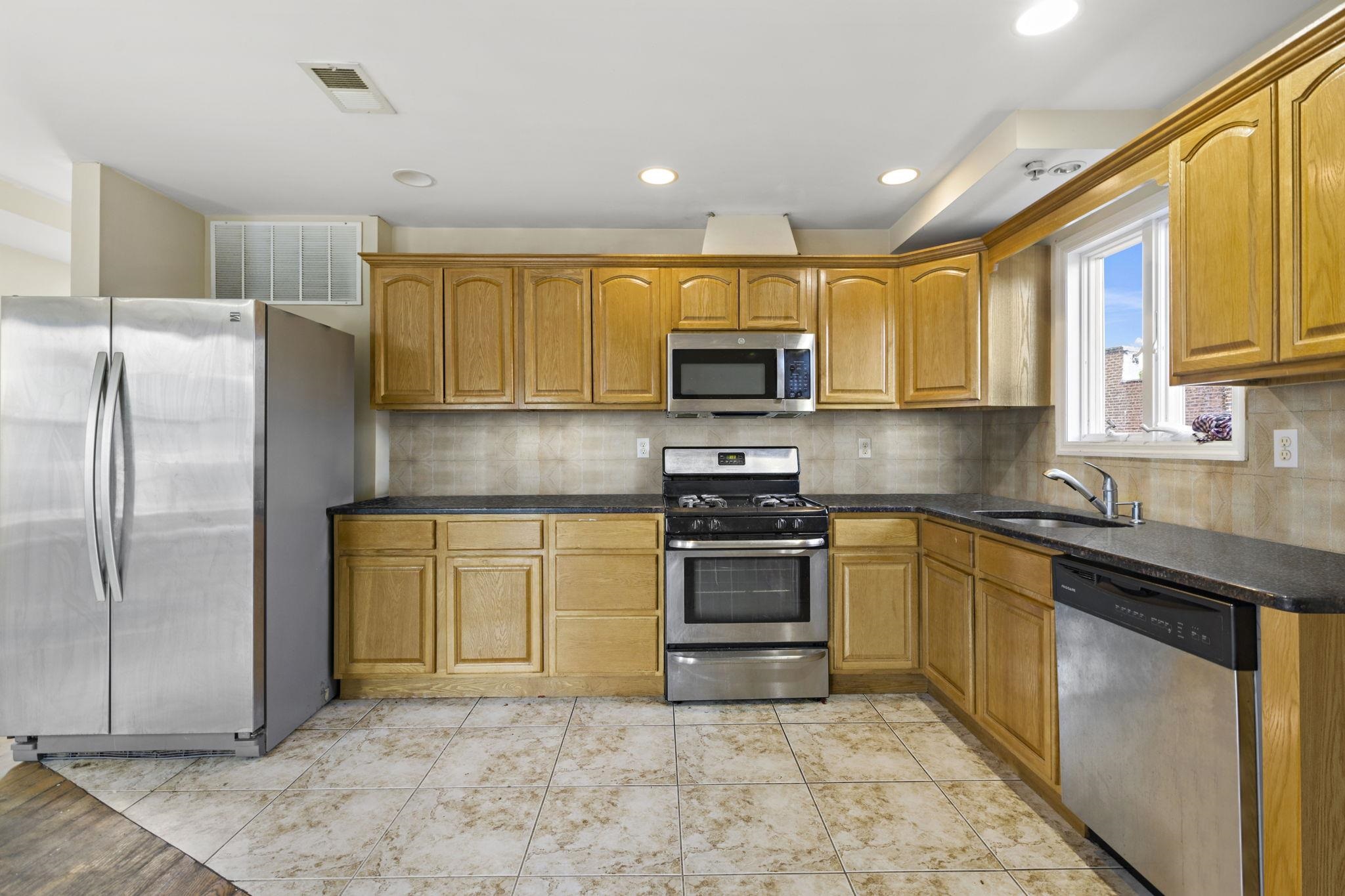 # 250013104 - For Rent in Union City NJ