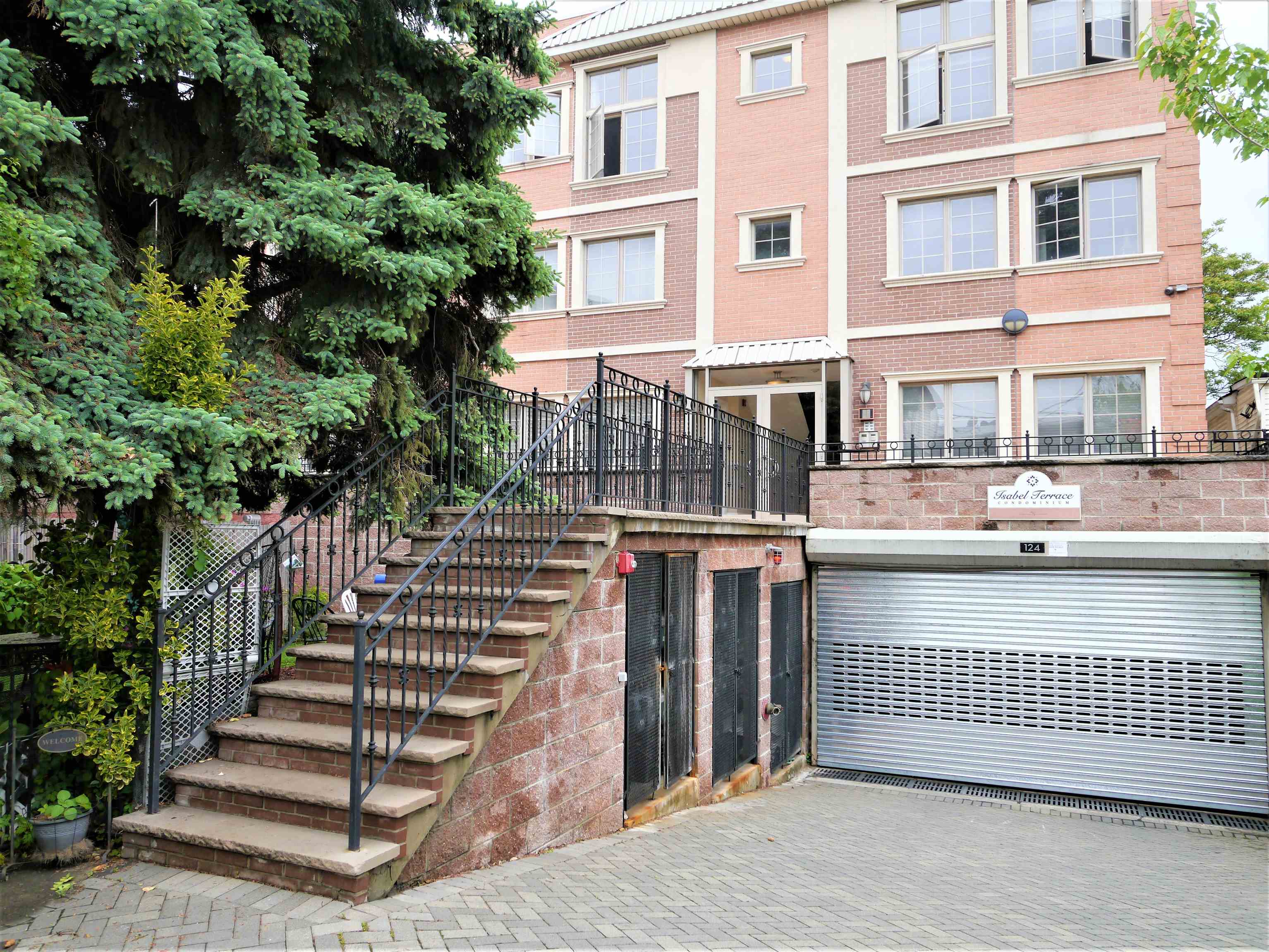 # 250013106 - For Rent in Guttenberg NJ