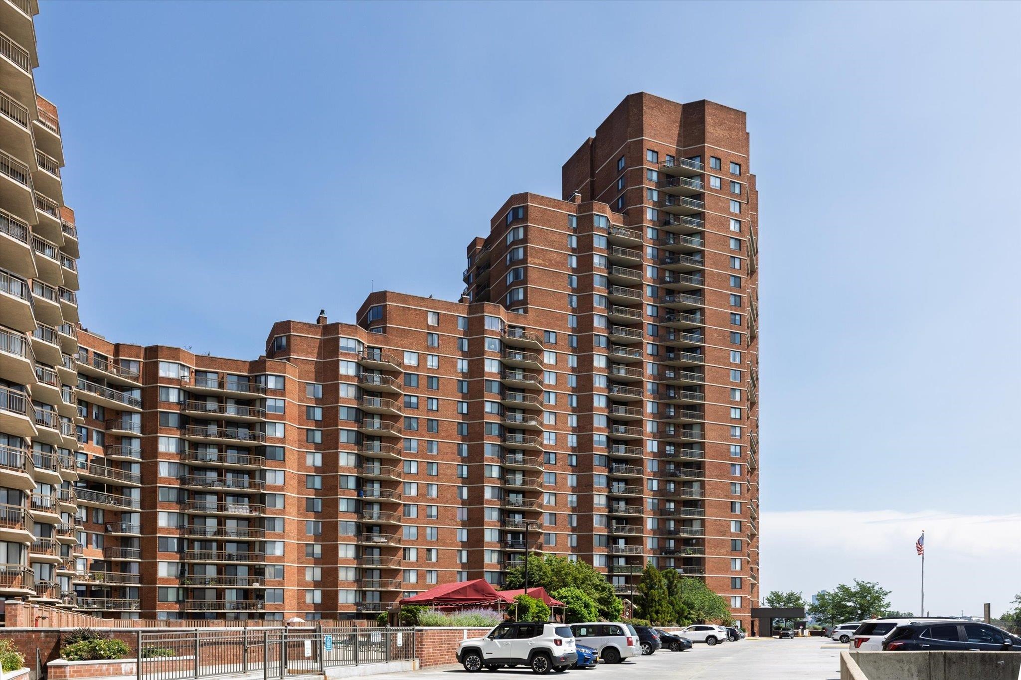 # 250013392 - For Rent in Secaucus NJ