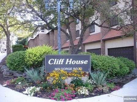 # 250013492 - For Rent in Cliffside Park NJ