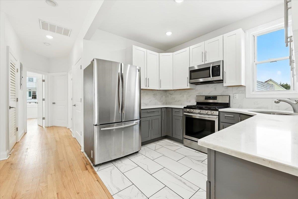 # 250013498 - For Rent in JERSEY CITY - Bergen-Lafayett NJ