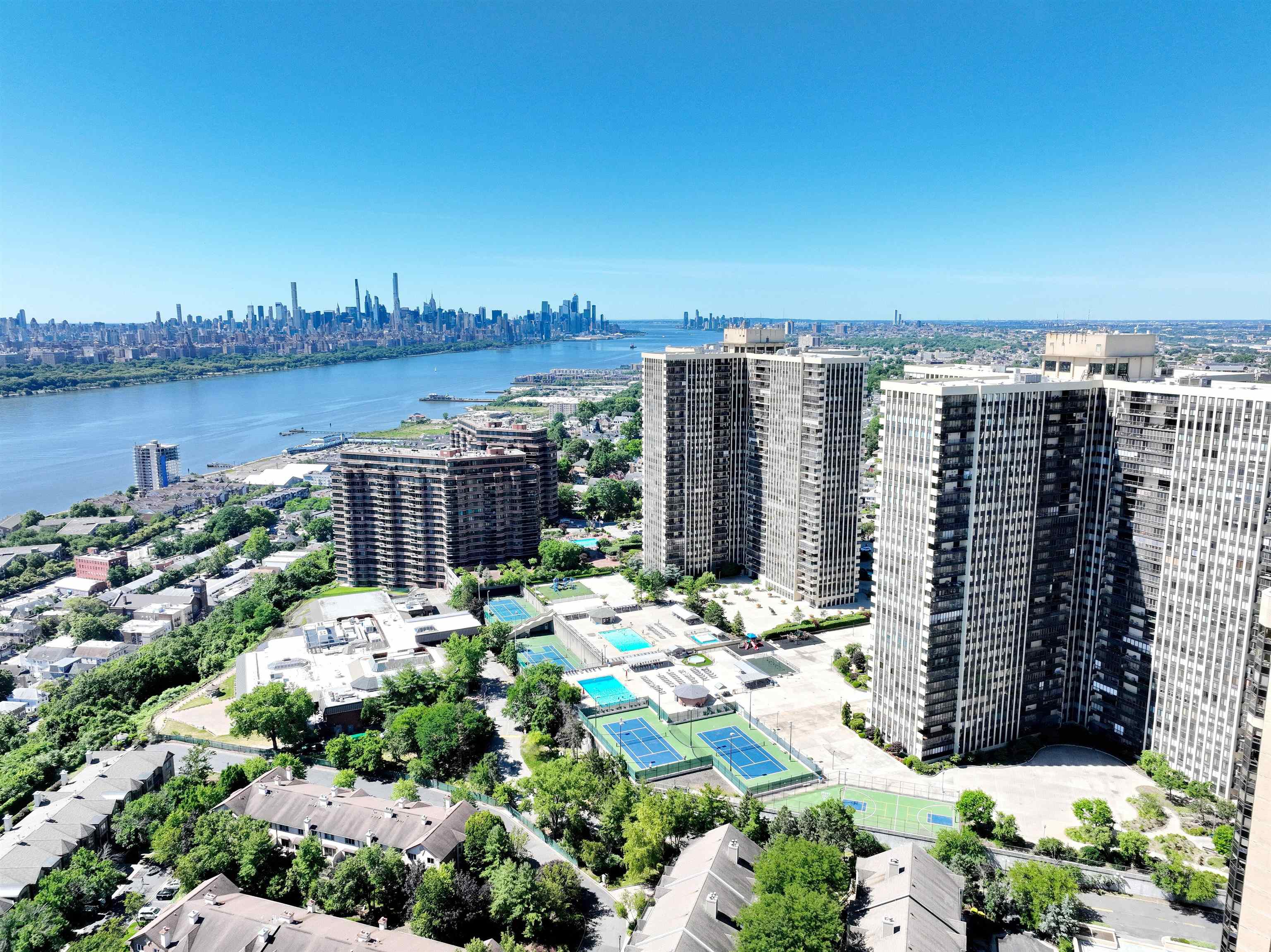 # 250013561 - For Rent in Cliffside Park NJ