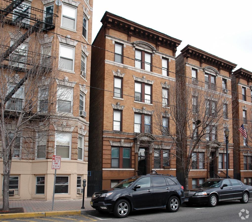 # 250013566 - For Rent in West New York NJ