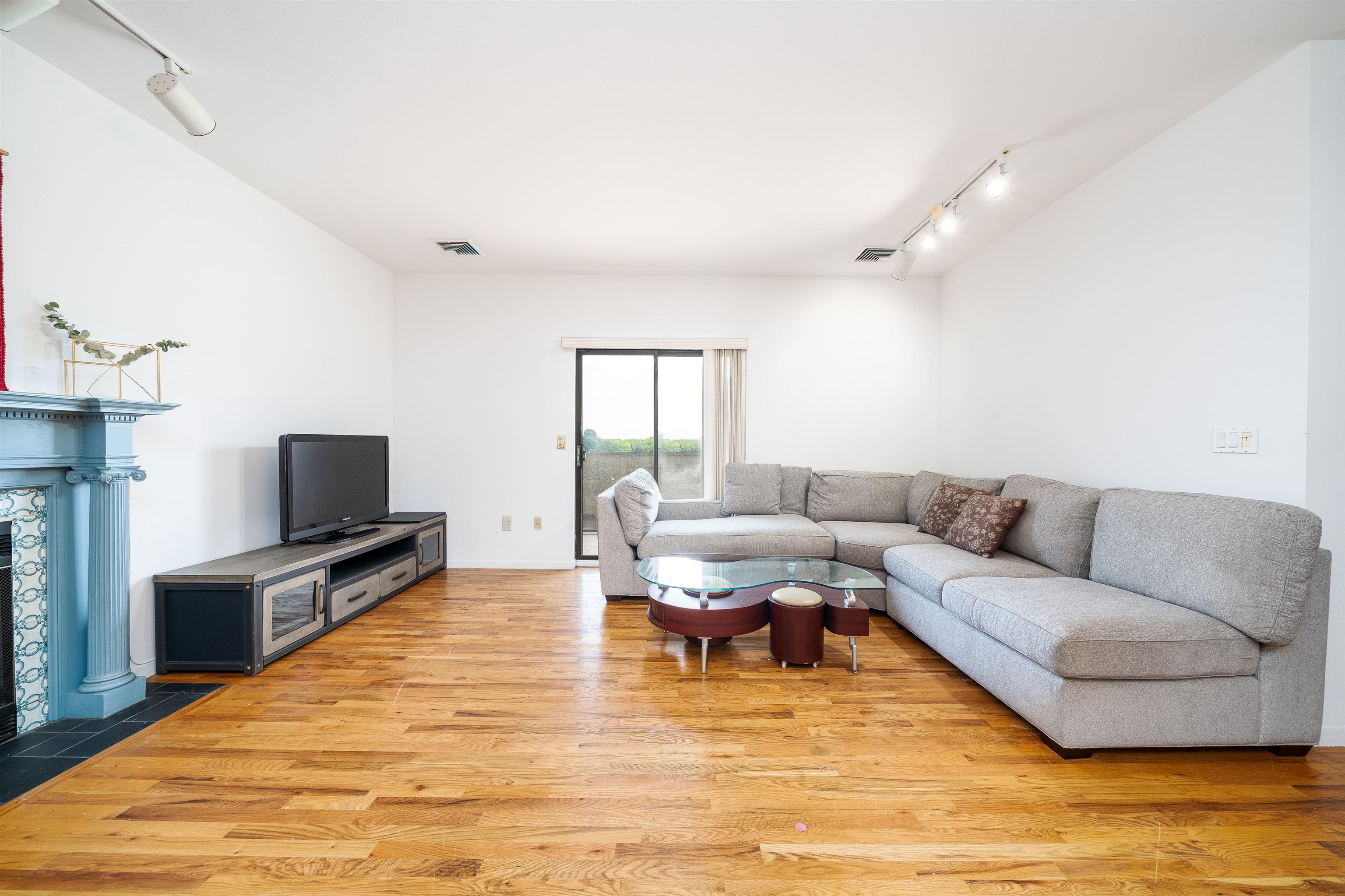 # 250013802 - For Rent in JERSEY CITY - Journal Square NJ