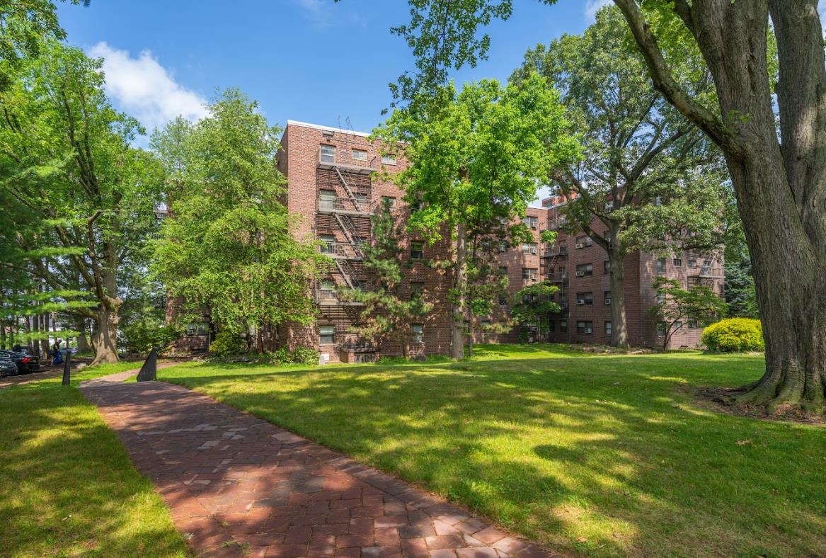 # 250013813 - For Rent in Fort Lee NJ
