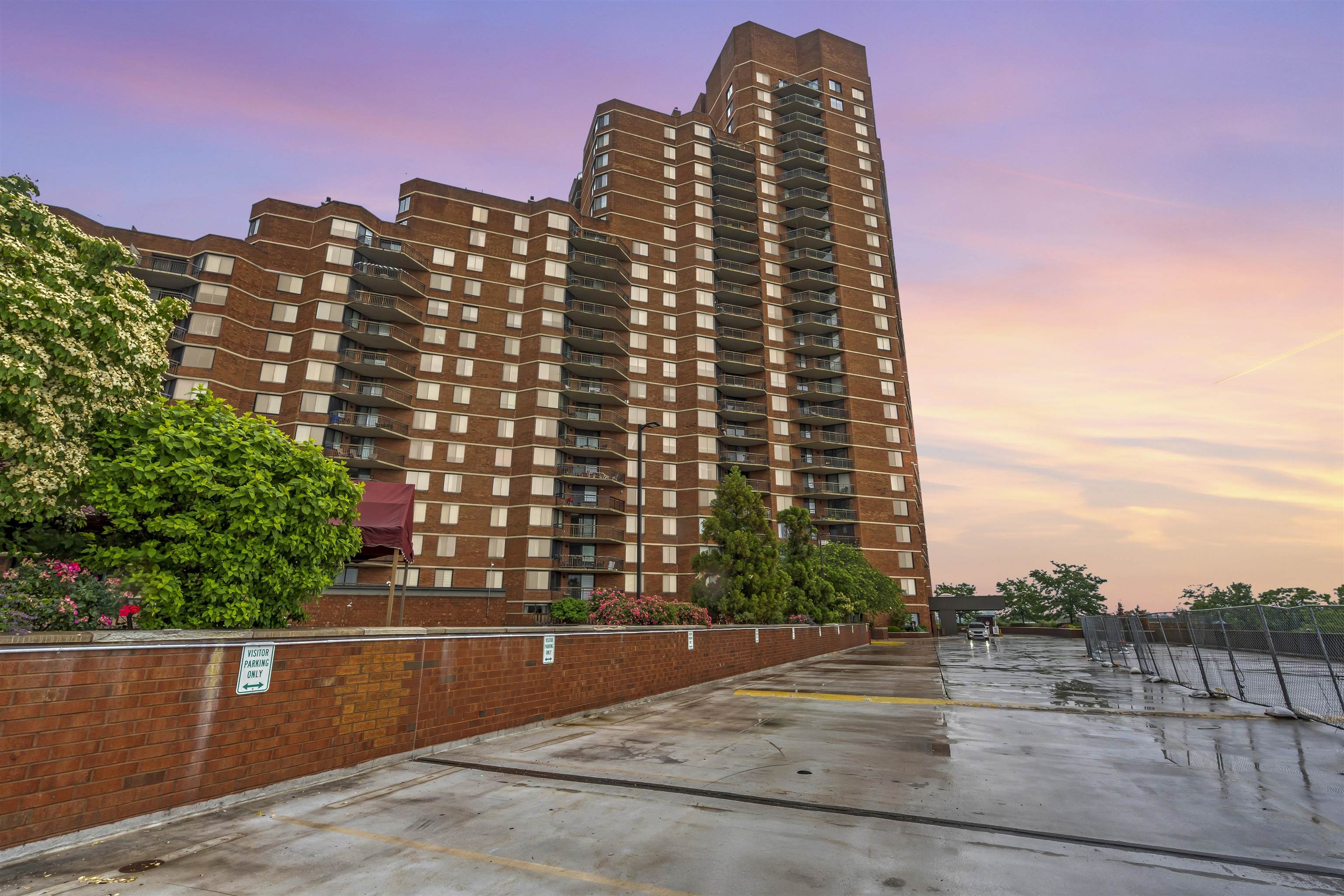 # 250013843 - For Rent in Secaucus NJ