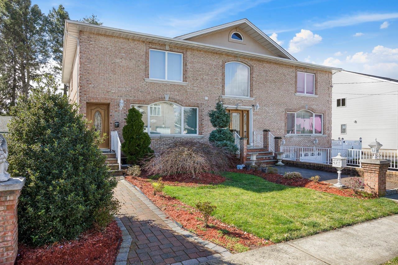 # 250014163 - For Rent in Elmwood Park NJ